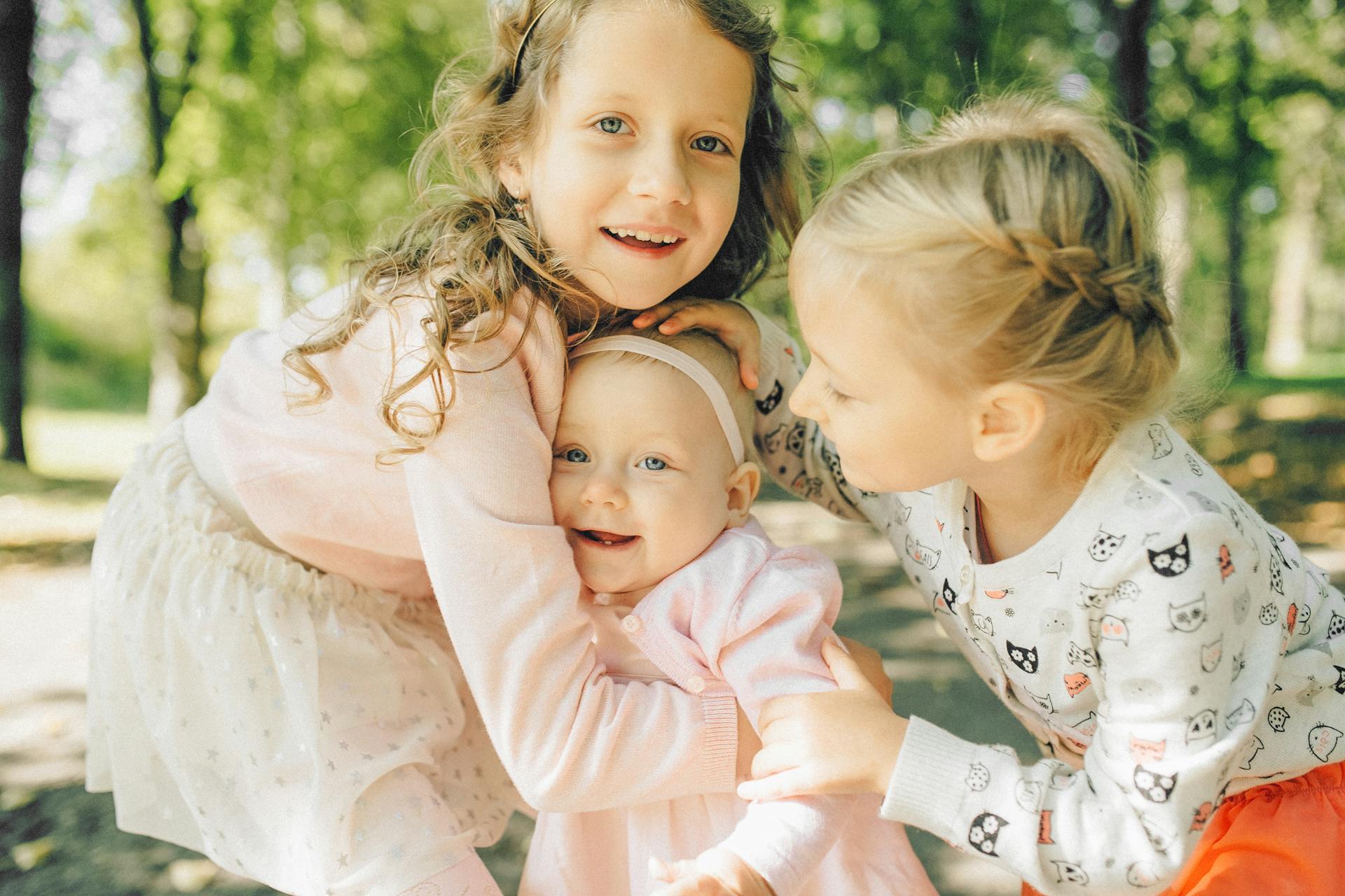 Des frères et sœurs heureux jouant ensemble | Source : Pexels