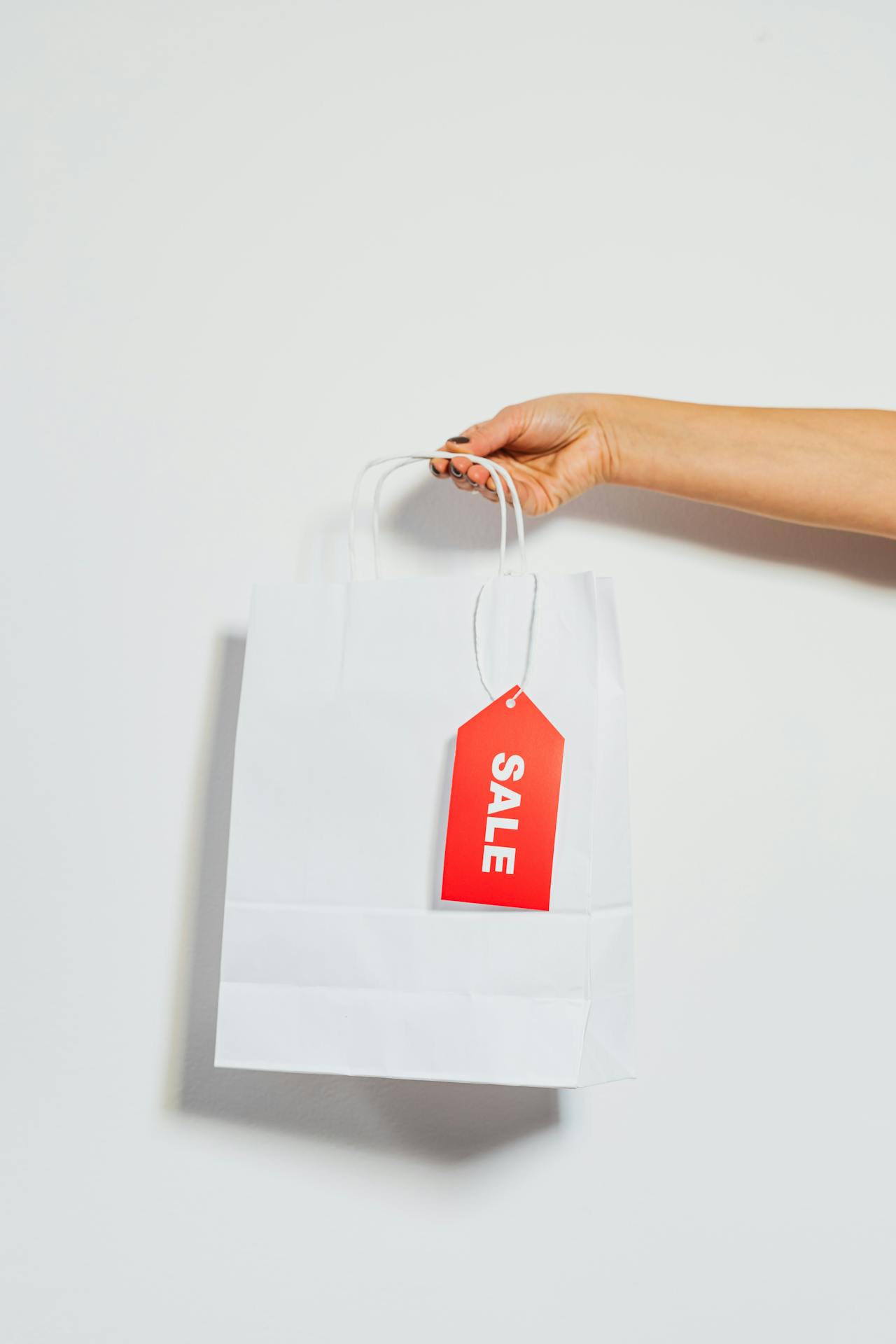 Gros plan d'une femme tenant un sac | Source : Pexels