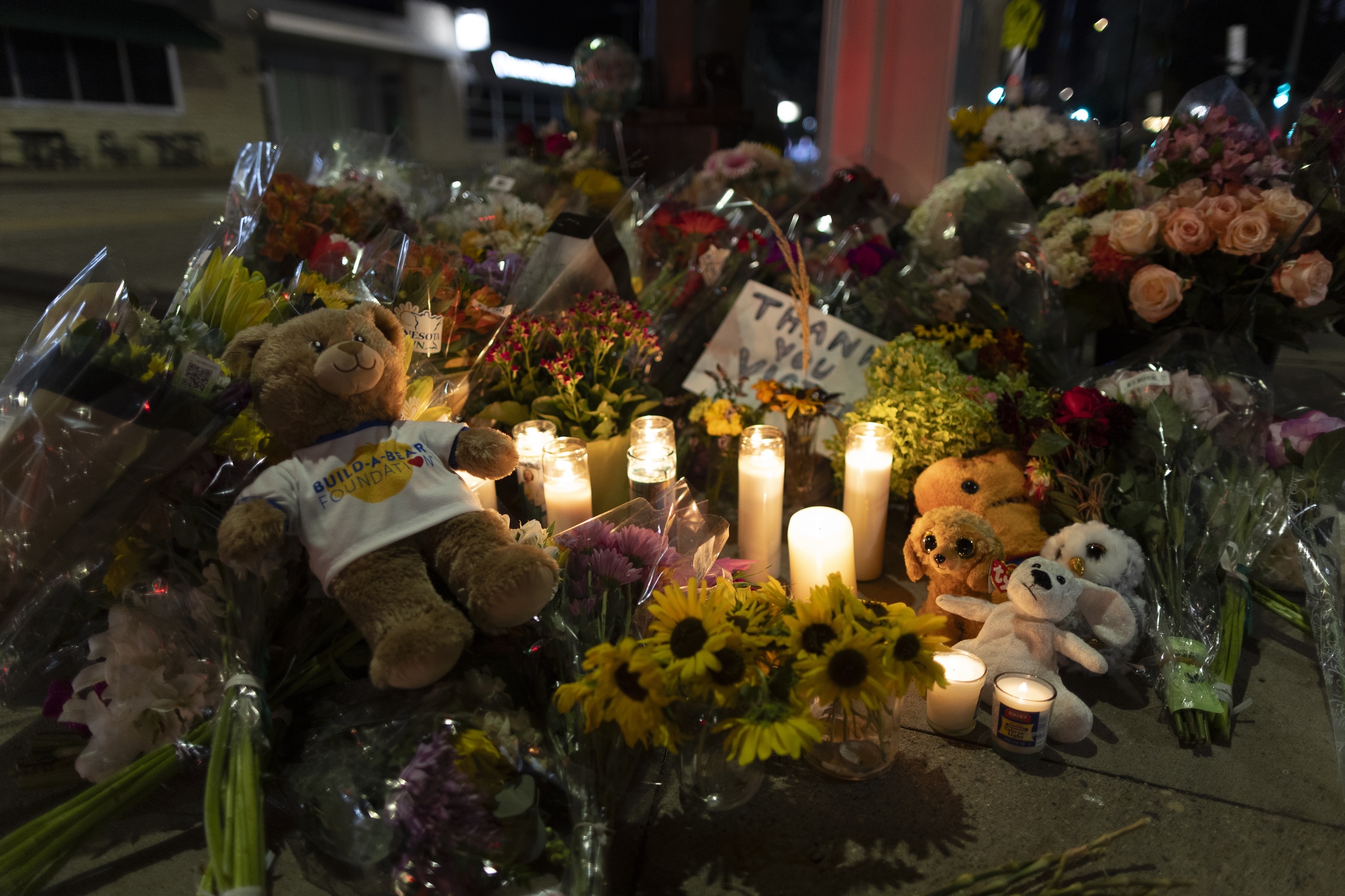 Des jouets et des fleurs à un mémorial après la fusillade de l'église catholique Annunciation à Minneapolis, Minnesota, le 27 août 2025. | Source : Getty Images