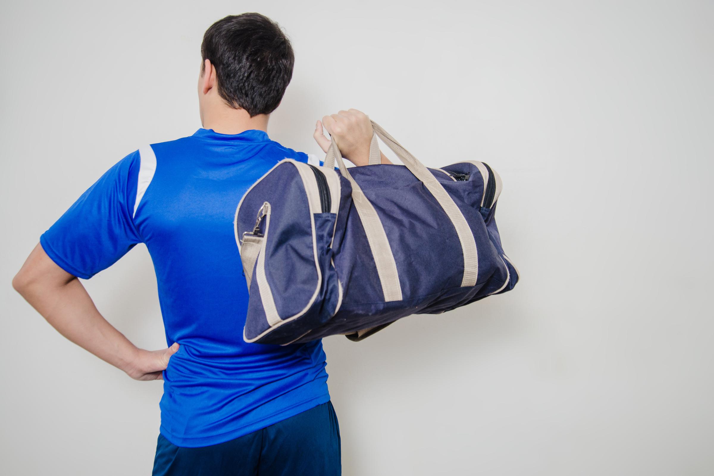 Un homme tenant un sac | Source : Freepik