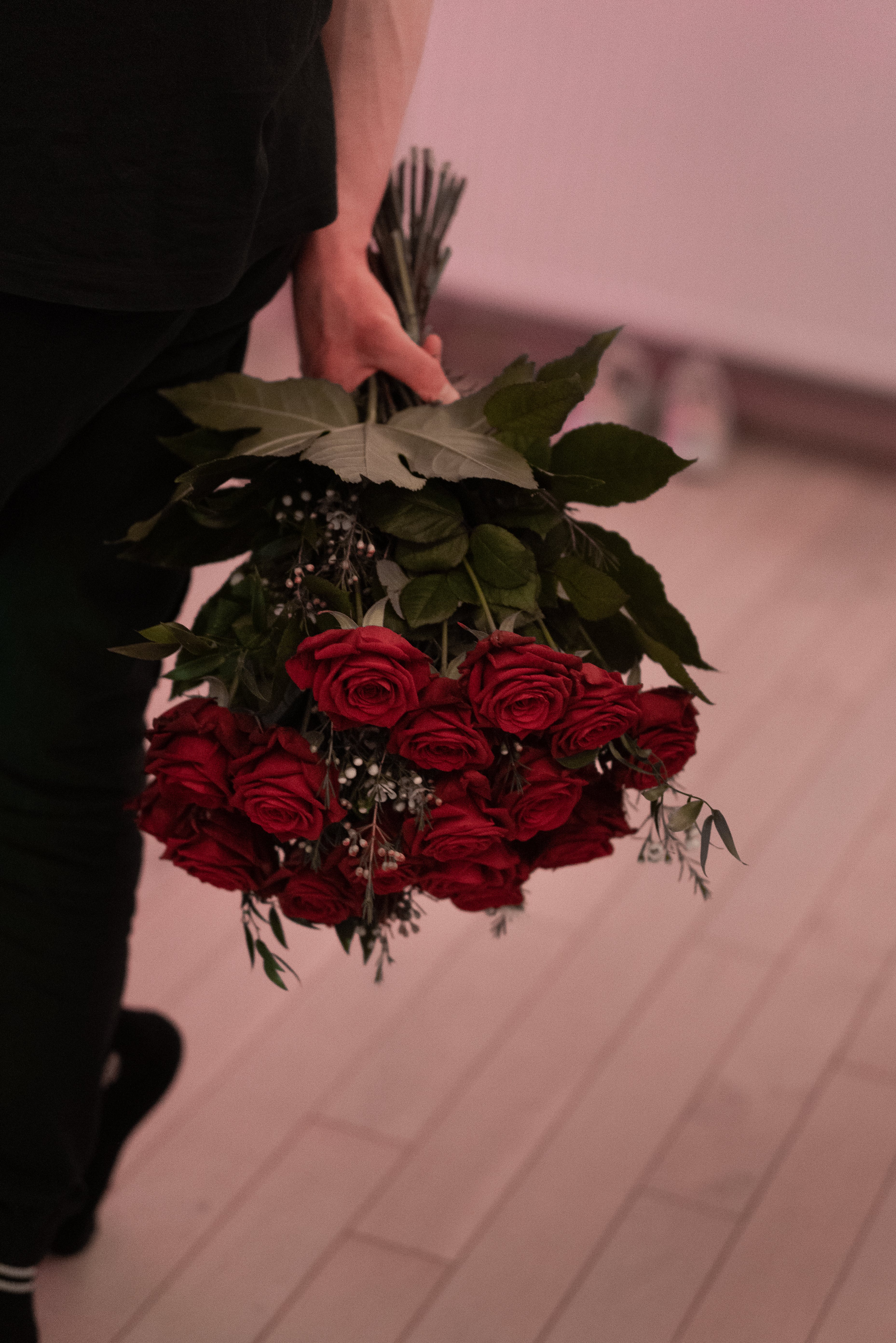 Un homme tenant un bouquet de roses | Source : Pexels