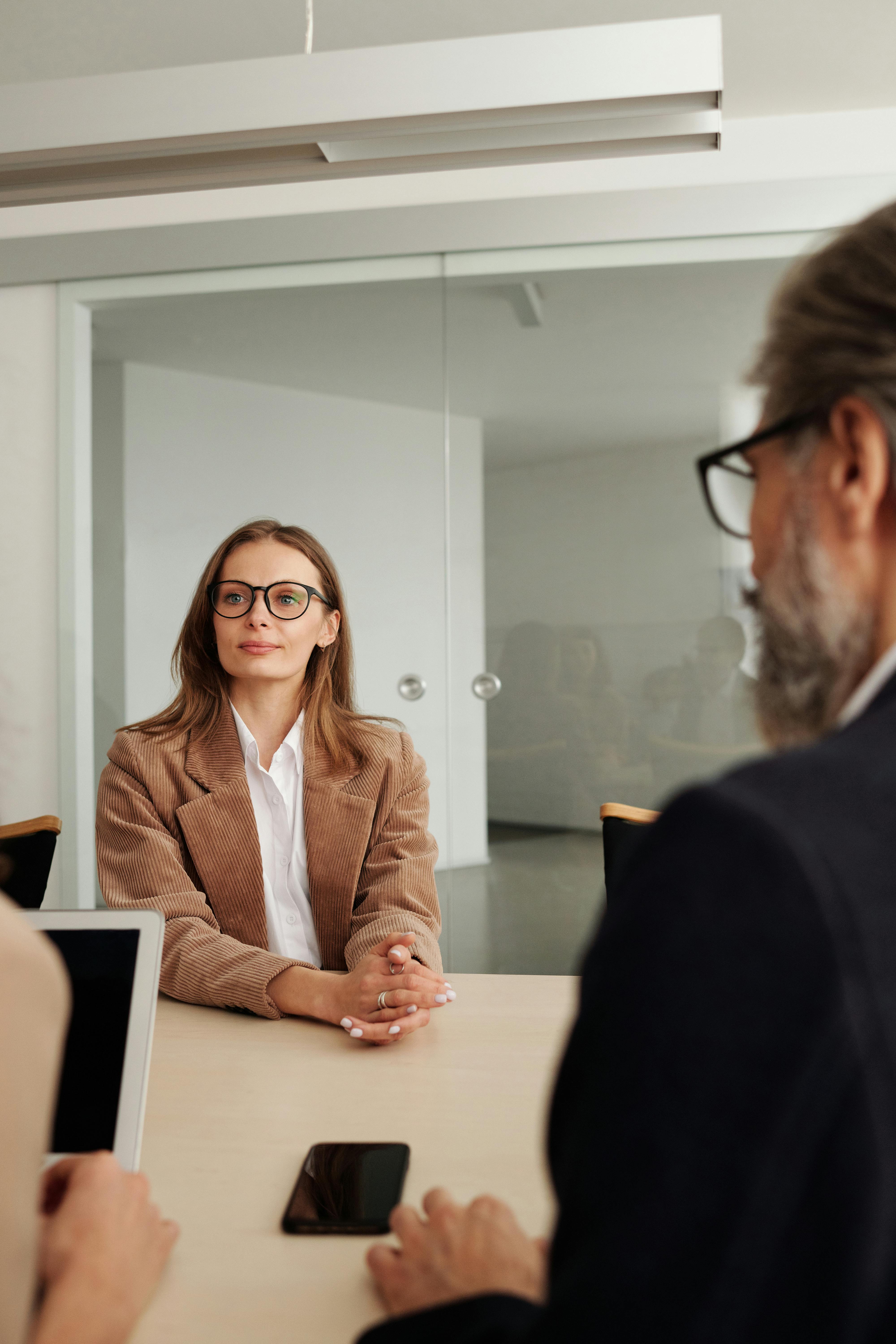 Une femme assise dans un bureau | Source : Pexels