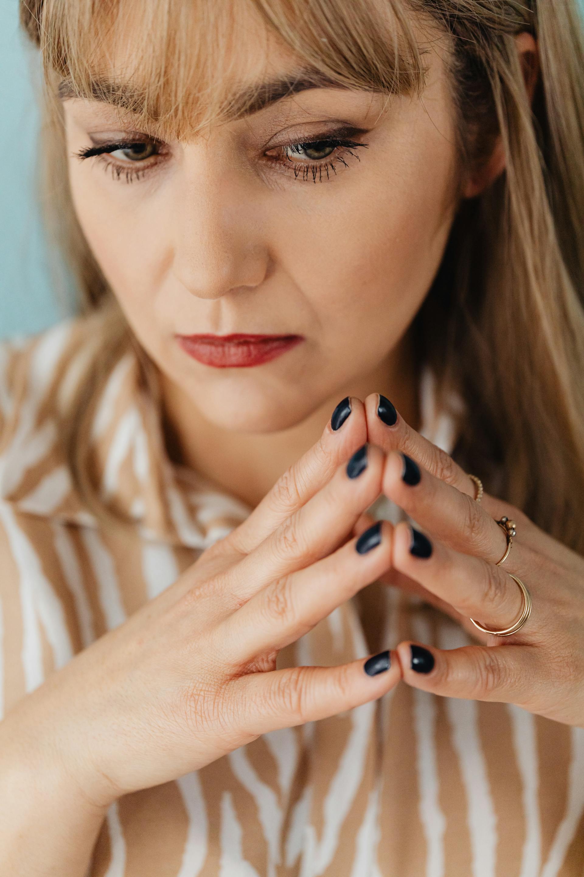 Une femme en pleine réflexion | Source : Pexels