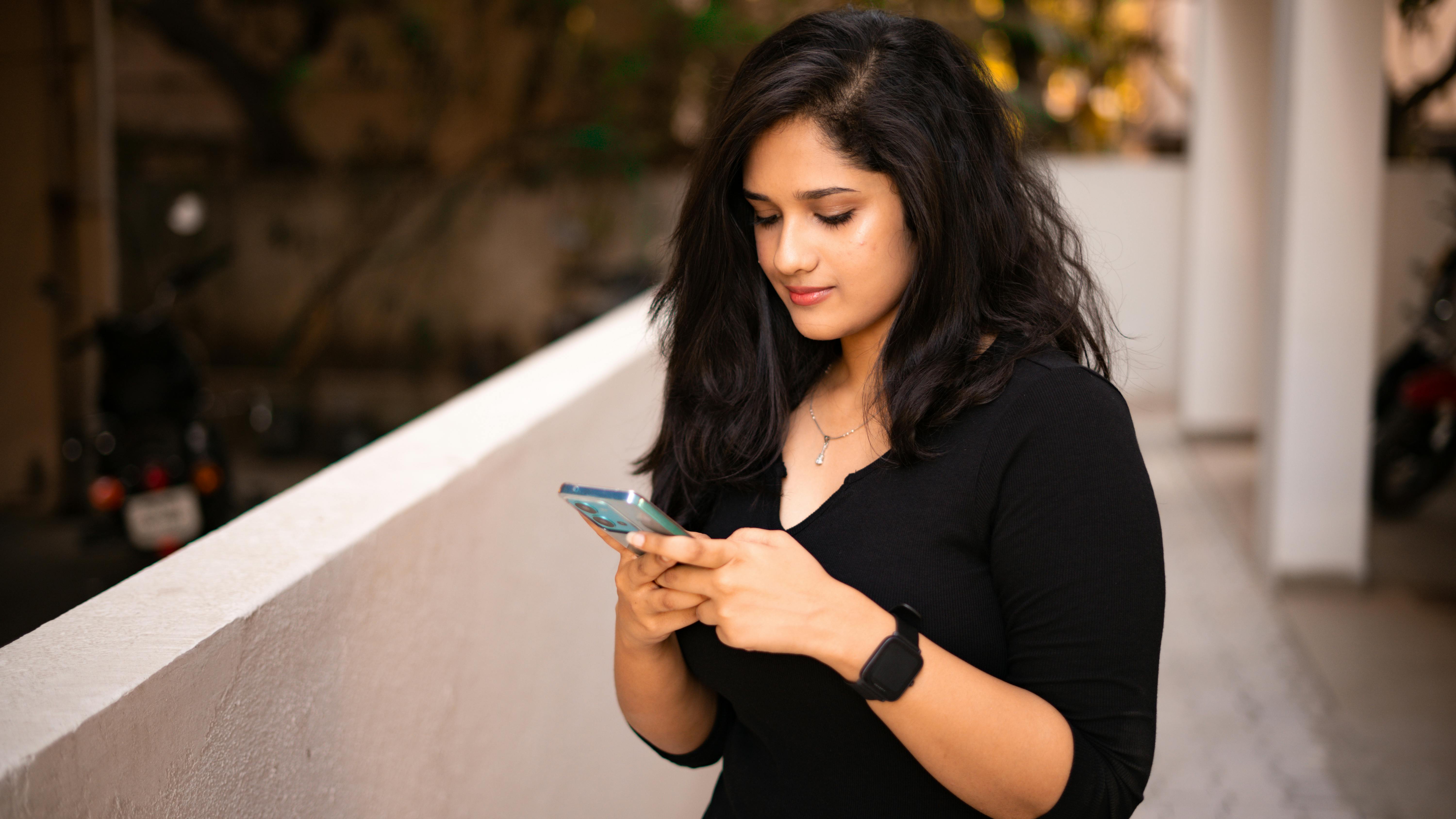 Une femme qui regarde son téléphone | Source : Pexels