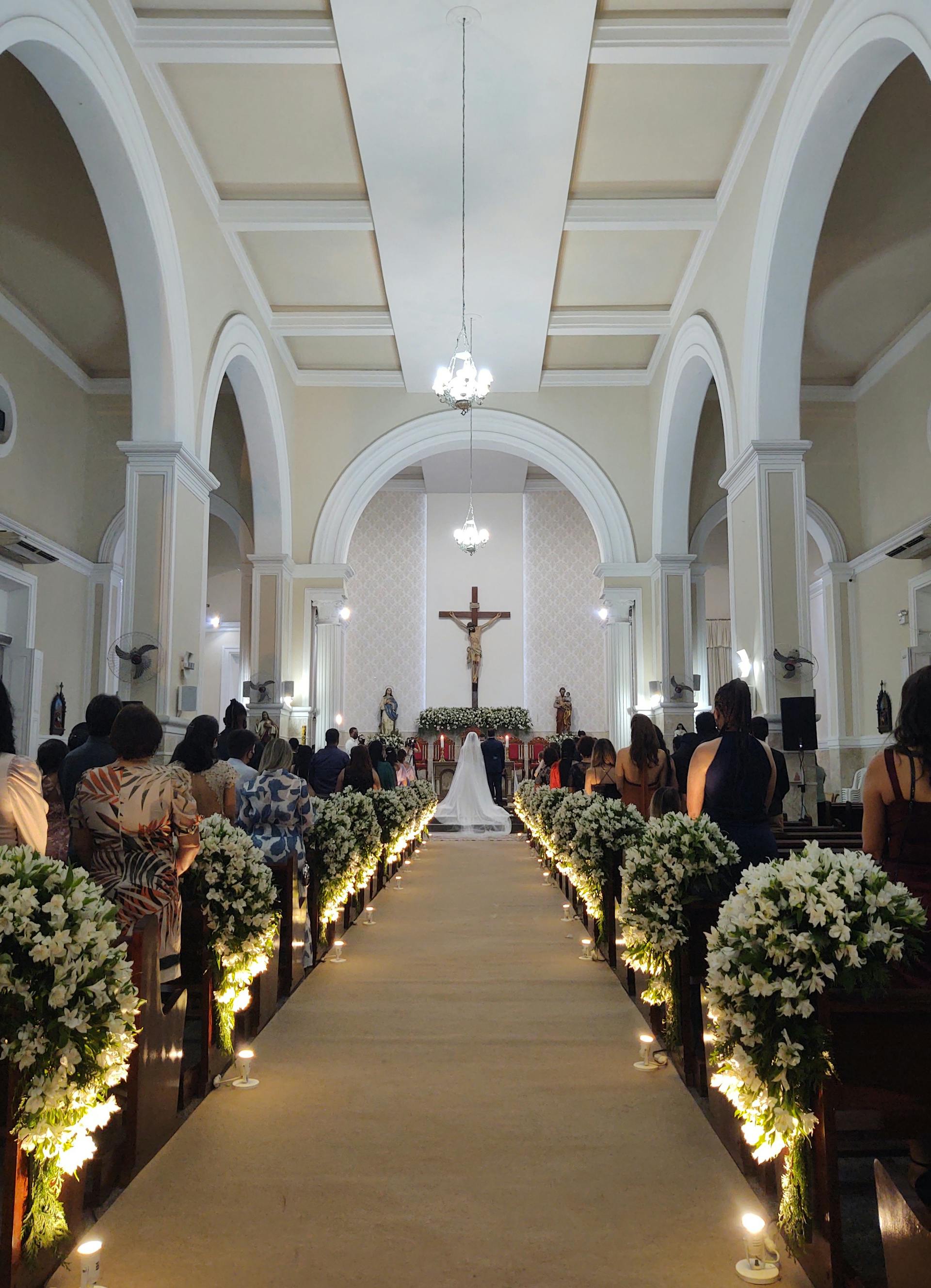 Des invités dans une chapelle de mariage | Source : Pexels