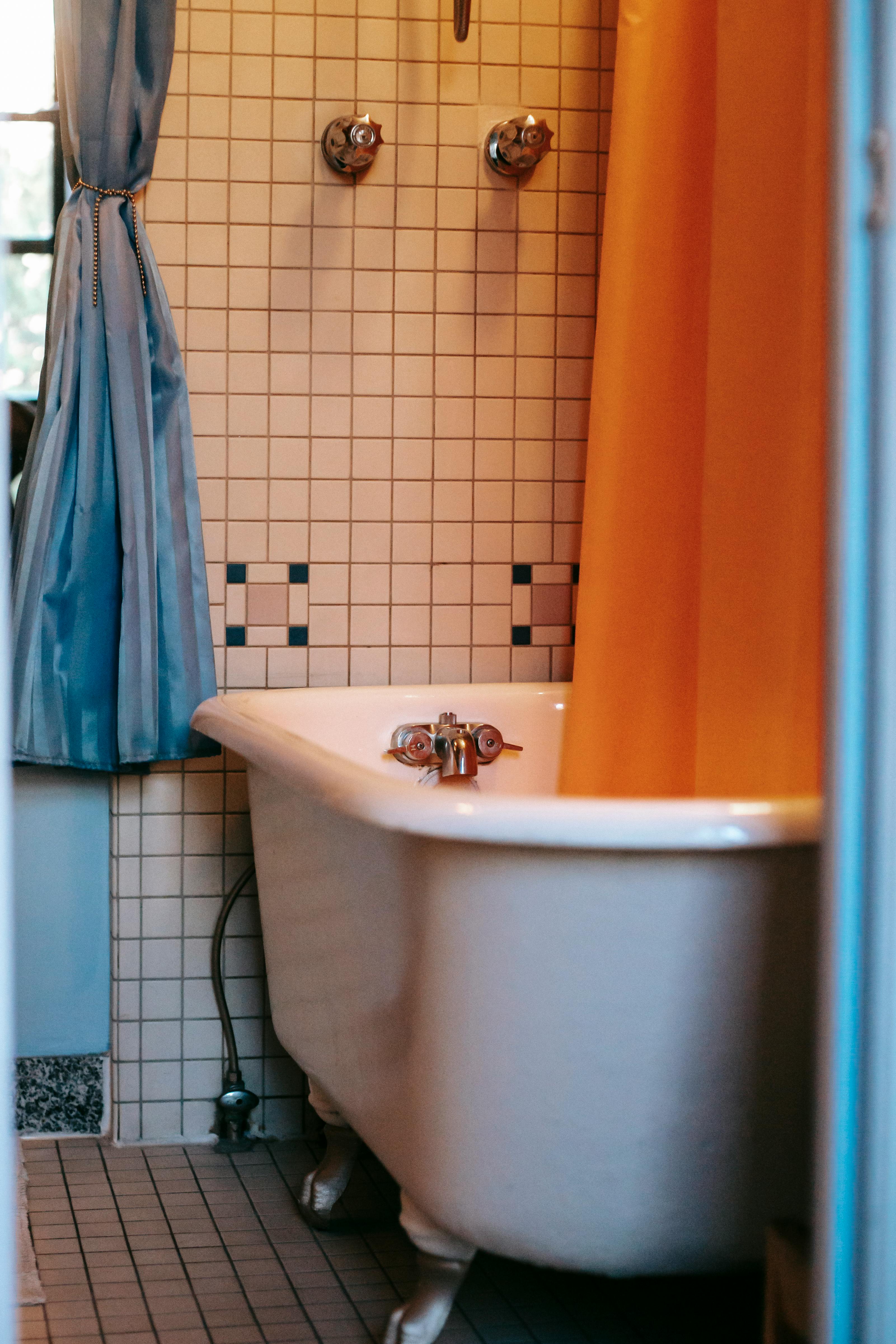 Un rideau de douche orange dans une salle de bain | Source : Pexels