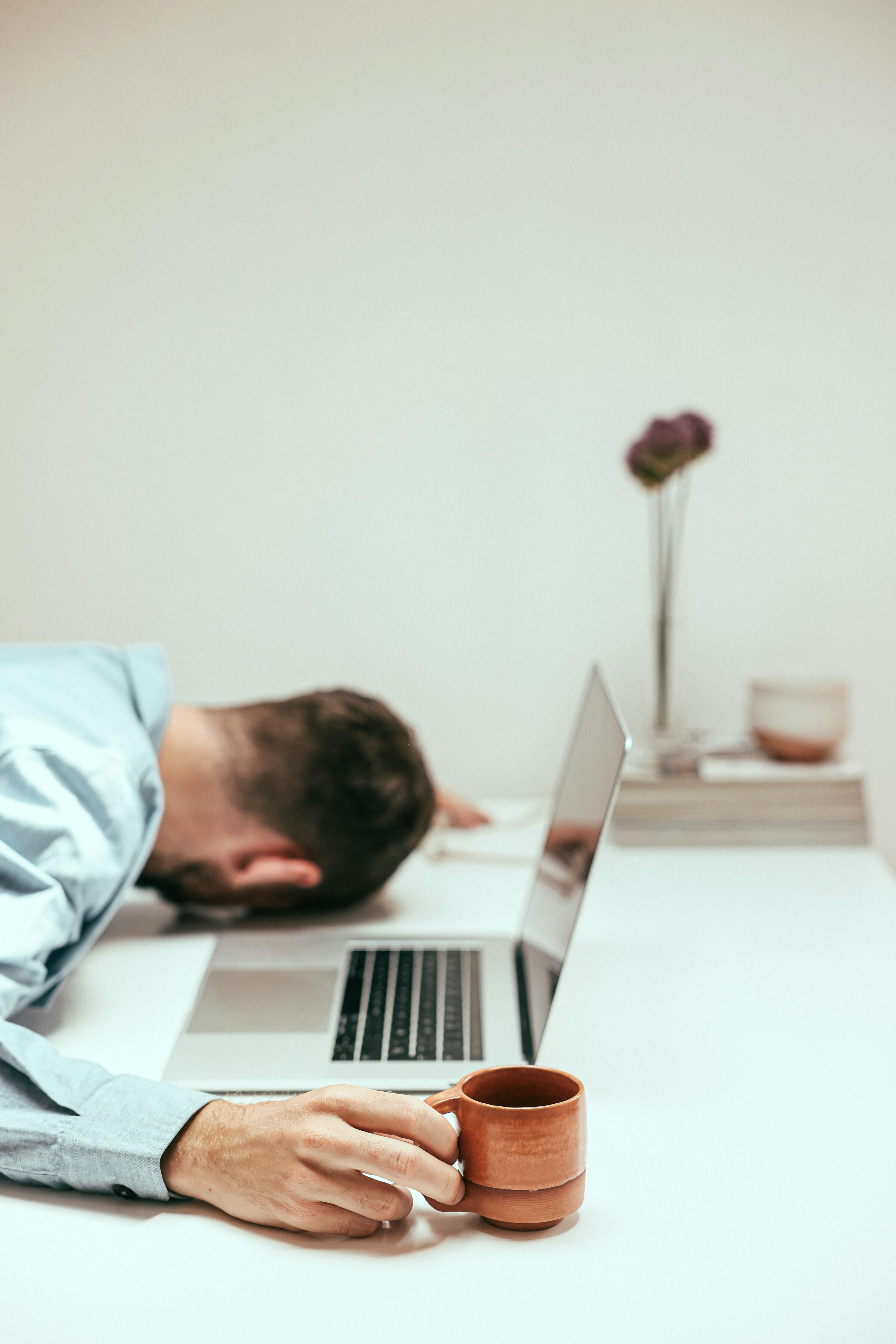Un homme surmené se reposant à son bureau | Source : Pexels