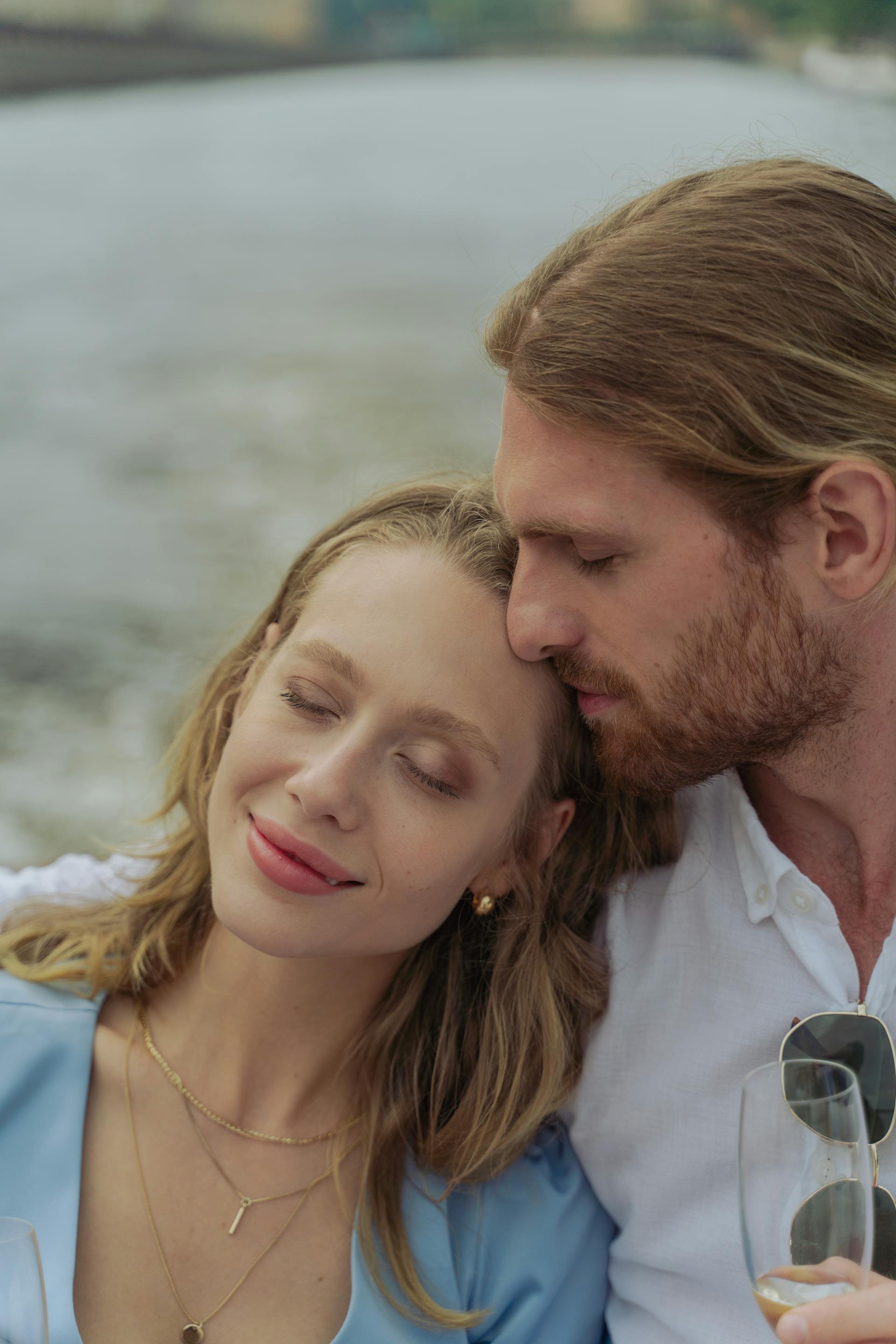 Un couple heureux avec les yeux fermés | Source : Pexels