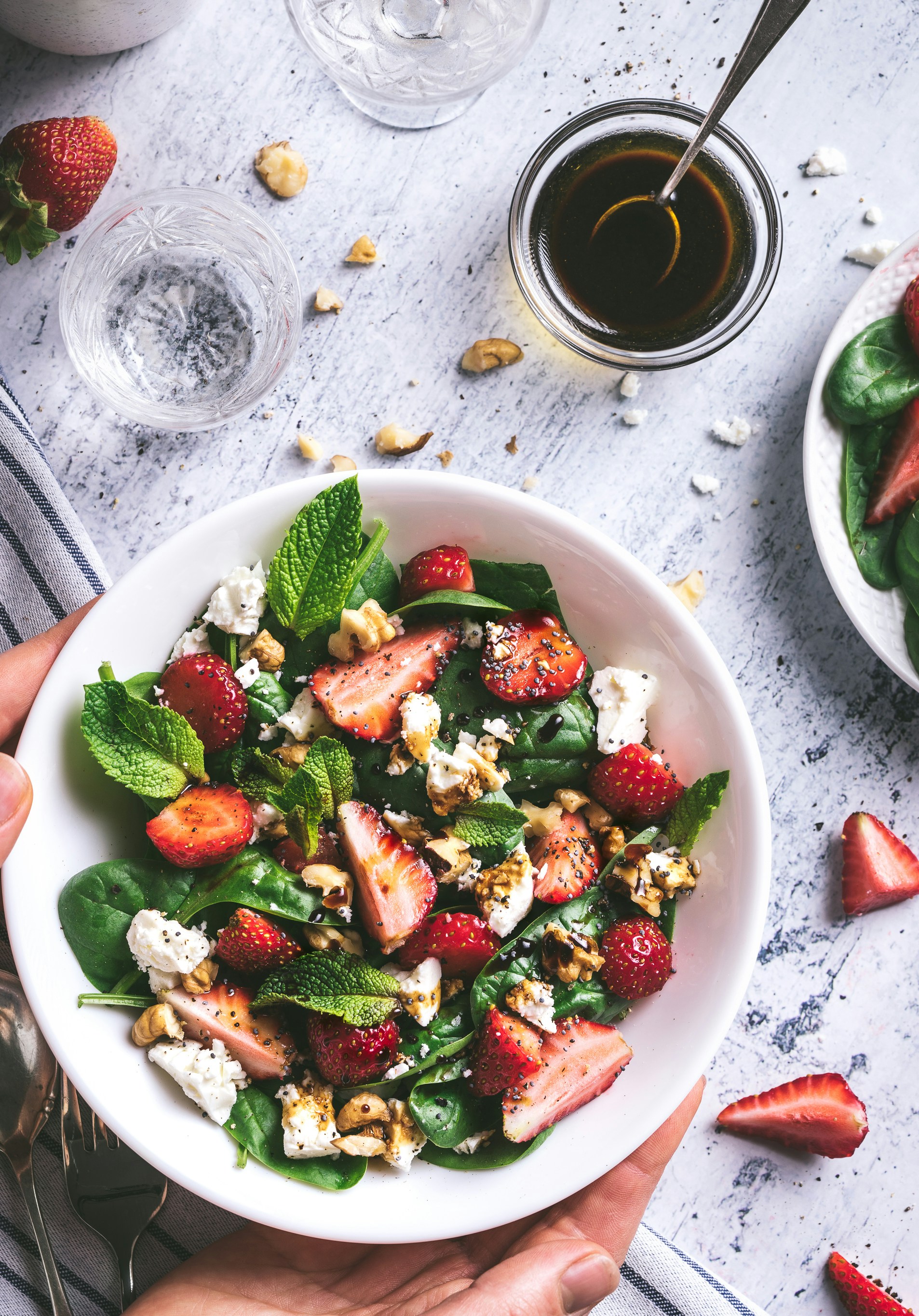 Une personne tenant un bol de salade | Source : Unsplash