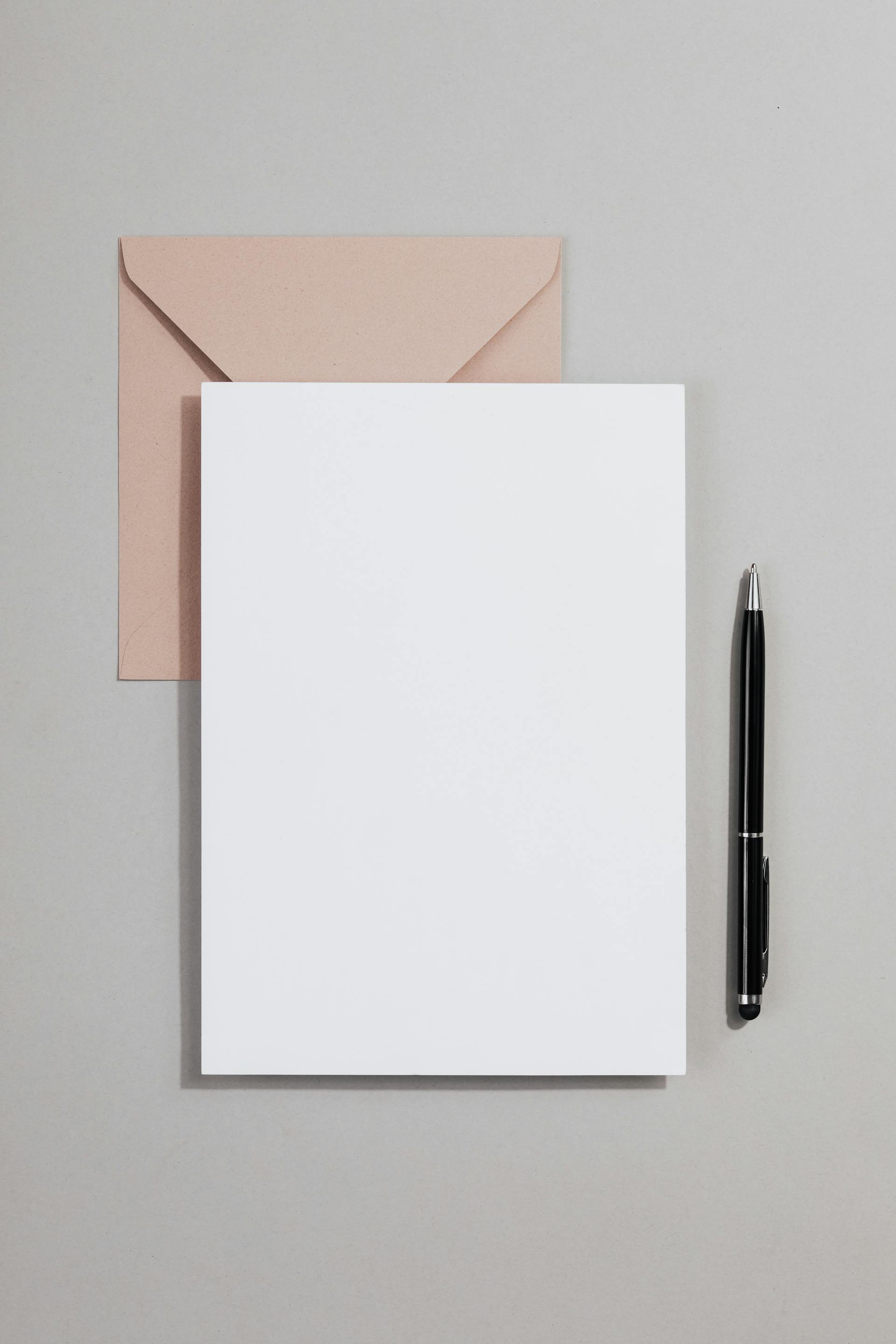 Un bloc-notes, un stylo et une enveloppe | Source : Pexels
