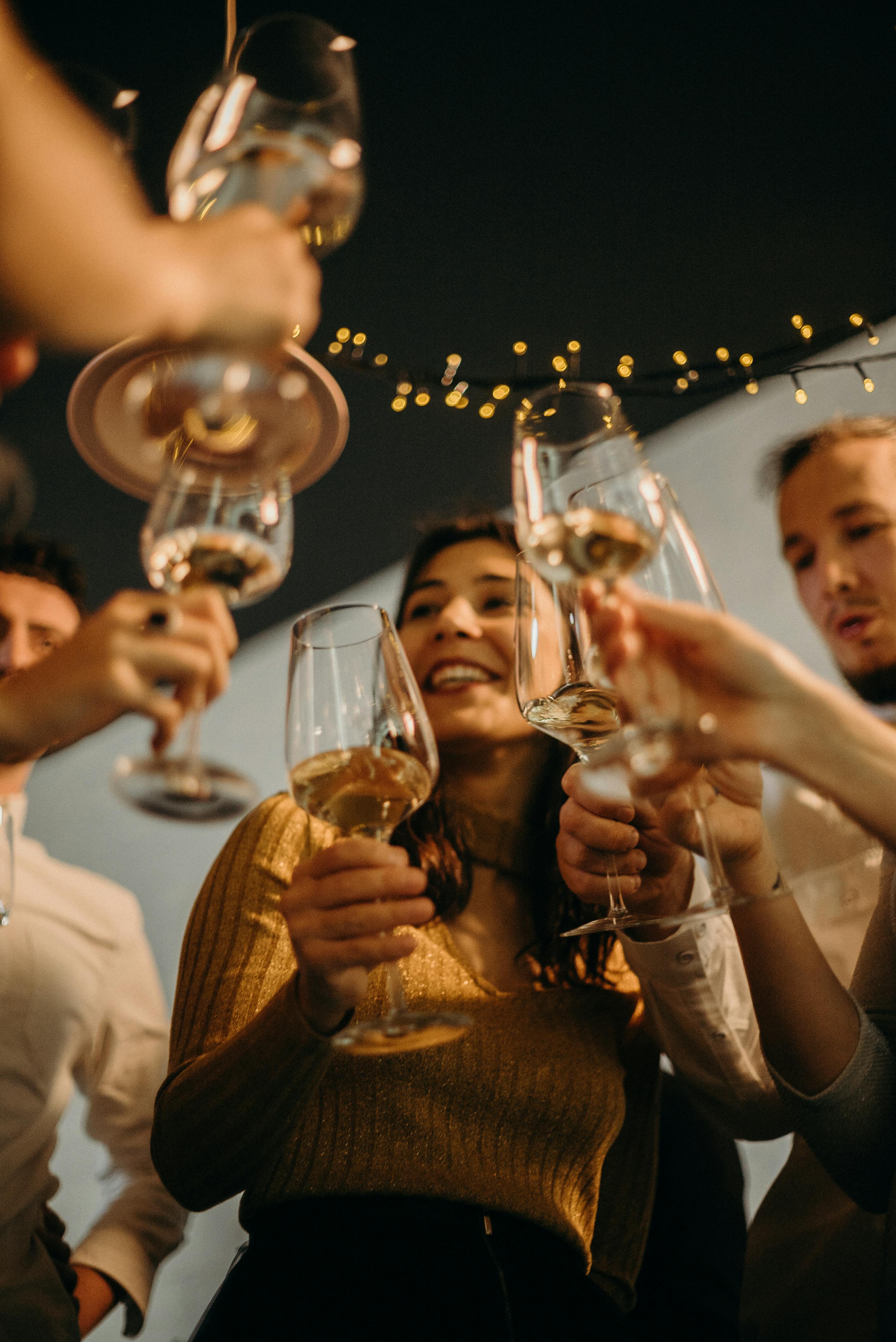 Des gens tintent leurs verres ensemble | Source : Pexels