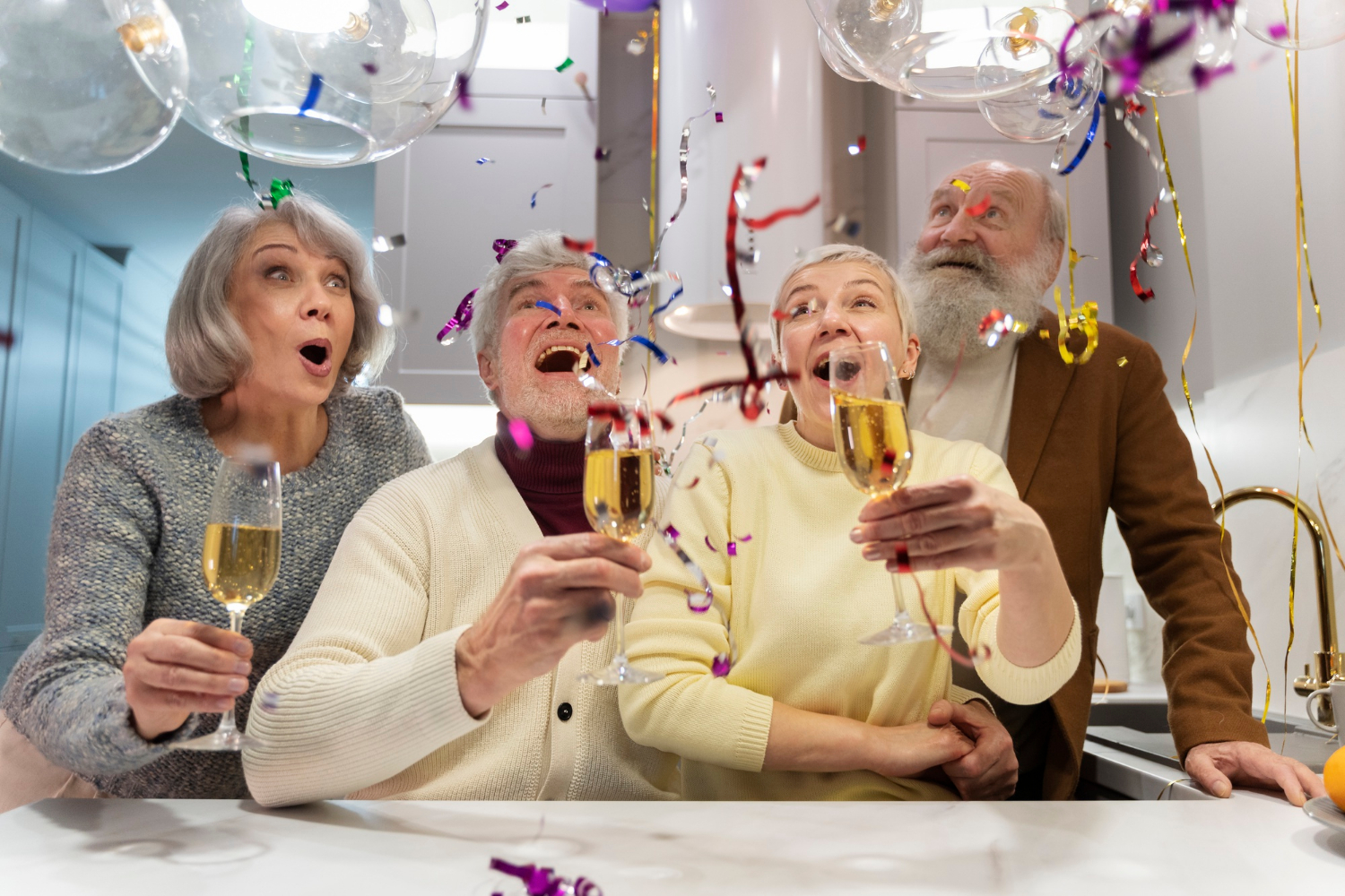 Un groupe de personnes âgées en train de faire la fête | Source : Freepik