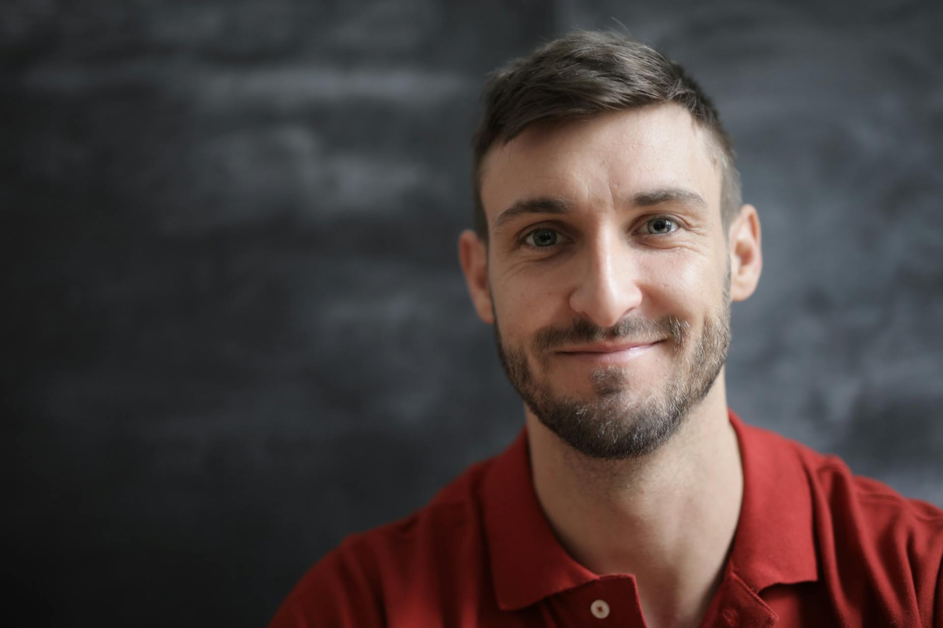 Un homme au sourire confiant | Source : Pexels