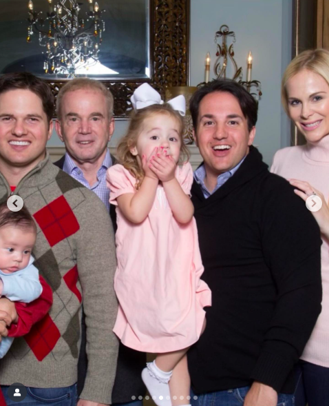 Carl Westcott pose pour une photo avec sa famille. | Source : Instagram/kameronwestcott