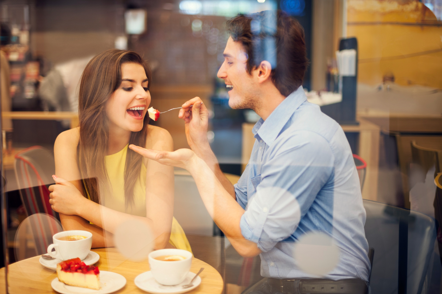 Un homme et une femme dans un restaurant | Source : Freepik