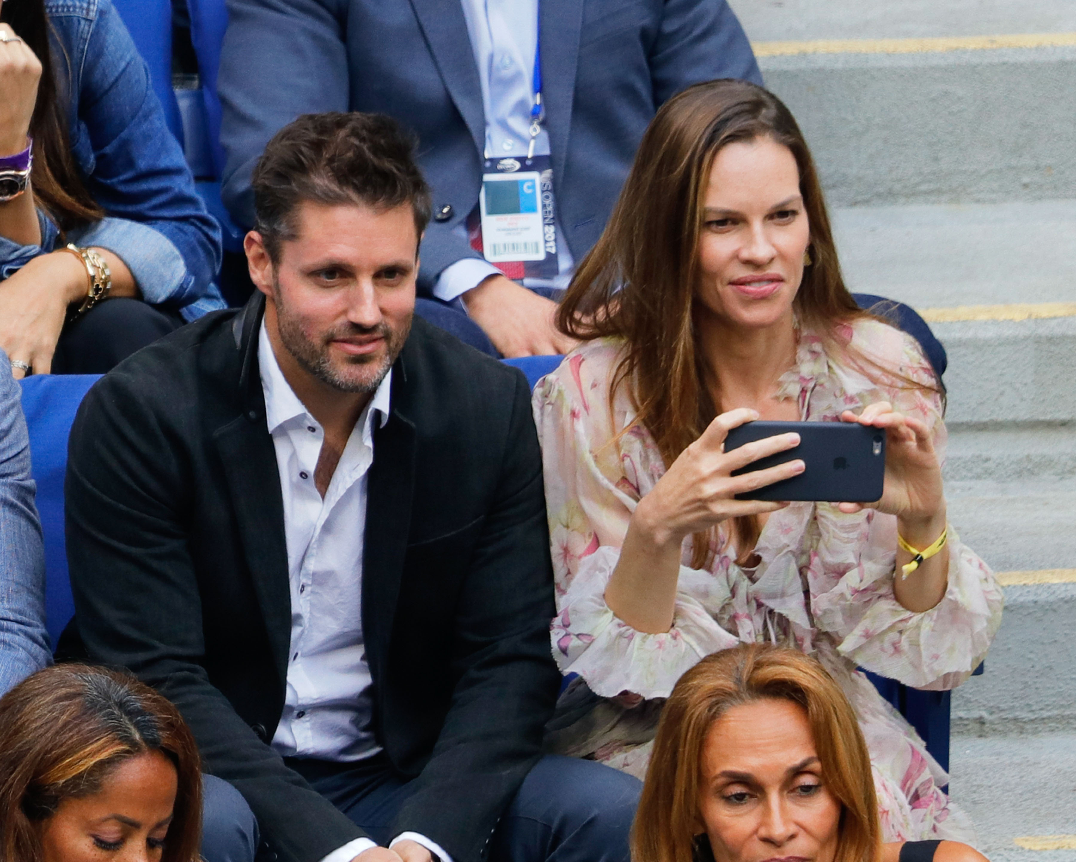 Hilary Swank et Philip Schneider lors de la finale féminine de l'US Open 2017 au stade Arthur Ashe le 9 septembre 2017 à New York | Source : Getty Images
