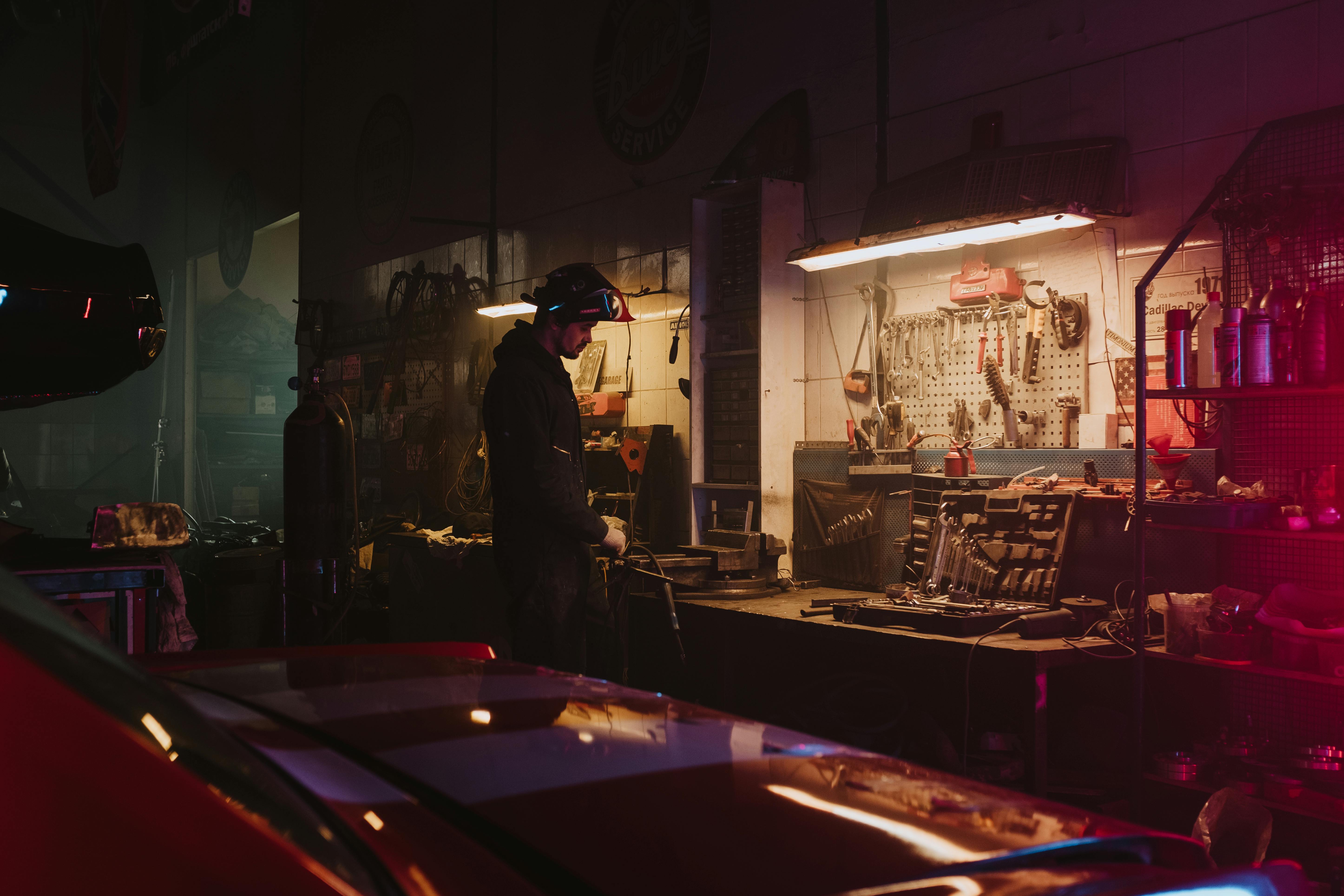 Un homme debout dans un atelier de carrosserie | Source : Pexels