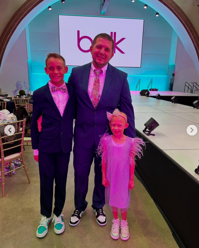 Dylan Franklin pose avec Noelle et son grand frère, en date du 15 juin 2025 | Source : Instagram/dfrank