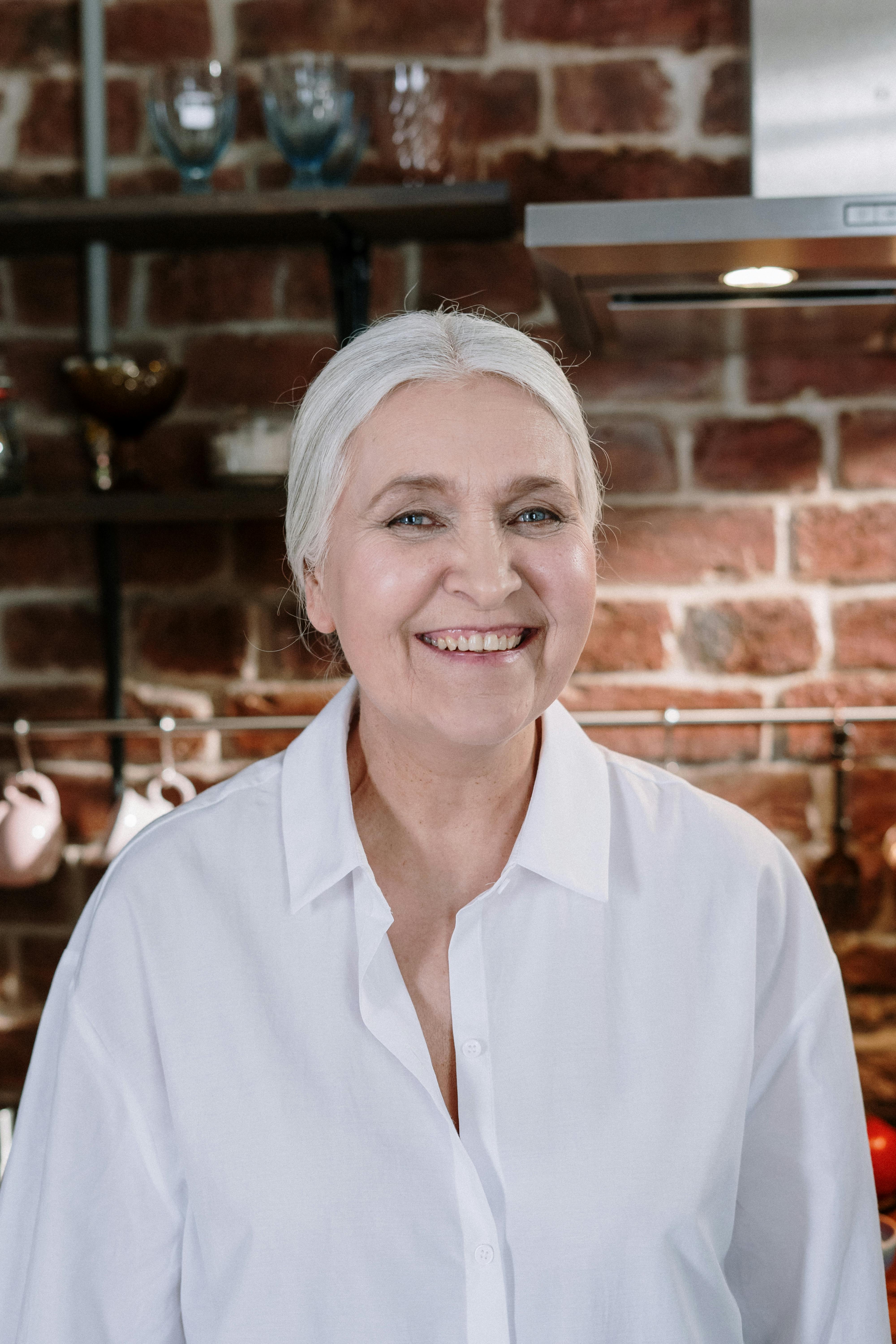 Une femme âgée souriante | Source : Pexels