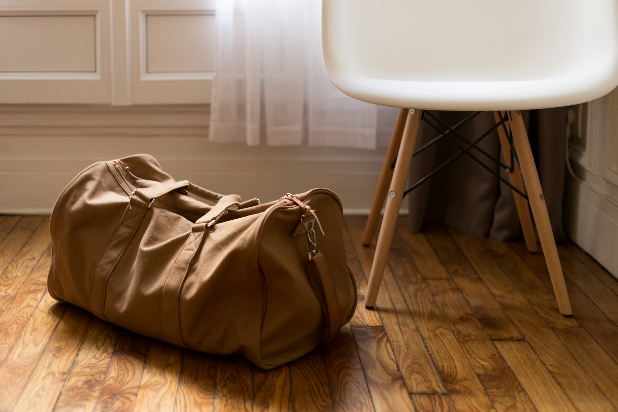 Un sac de sport marron posé sur le sol | Source : Unsplash
