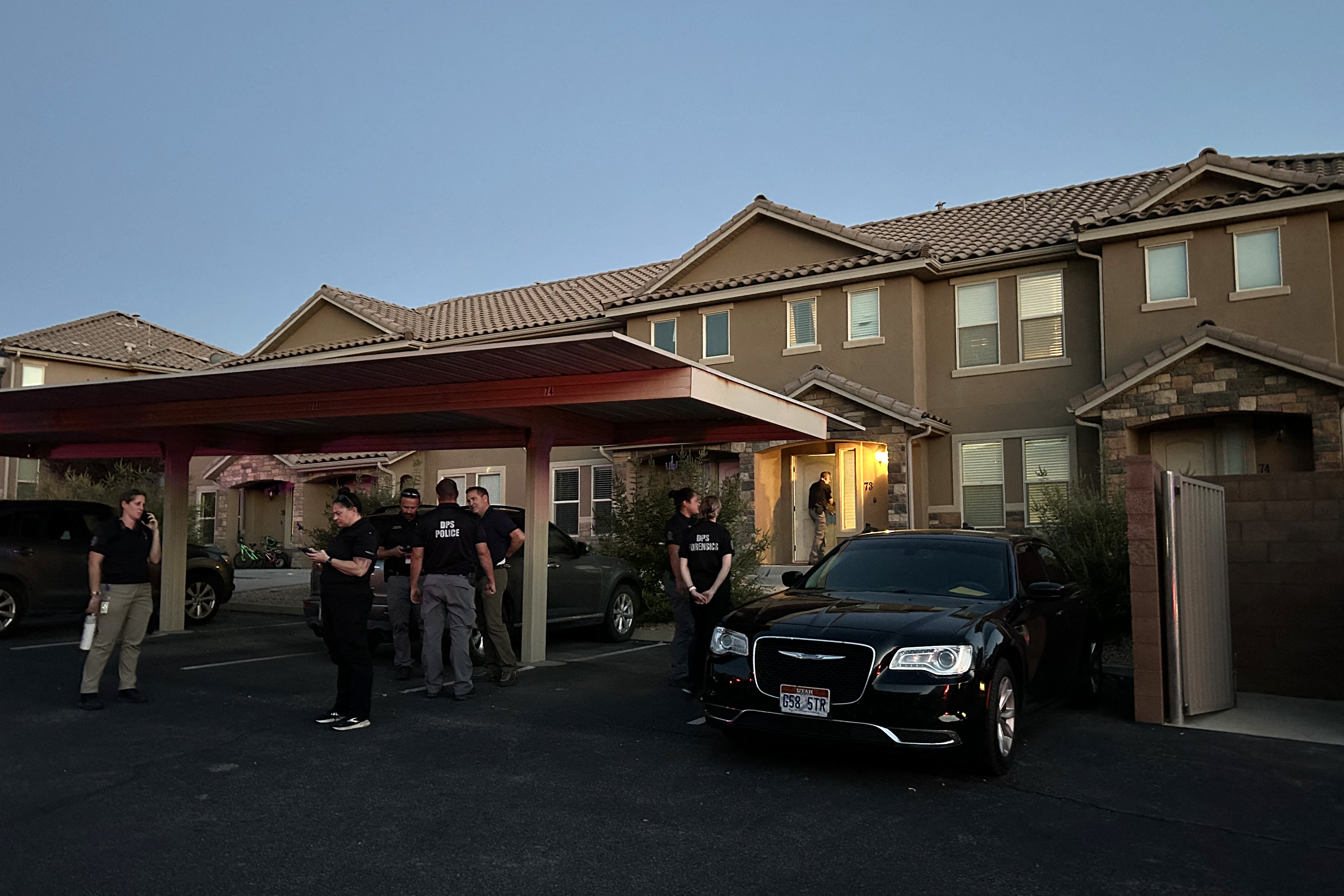 Des agents médico-légaux aperçus dans l'immeuble où réside Tyler Robinson, le jeune homme de 22 ans soupçonné d'avoir tué l'activiste de droite Charlie Kirk, à St. George, dans l'Utah, le 12 septembre 2025. | Source : Getty Images