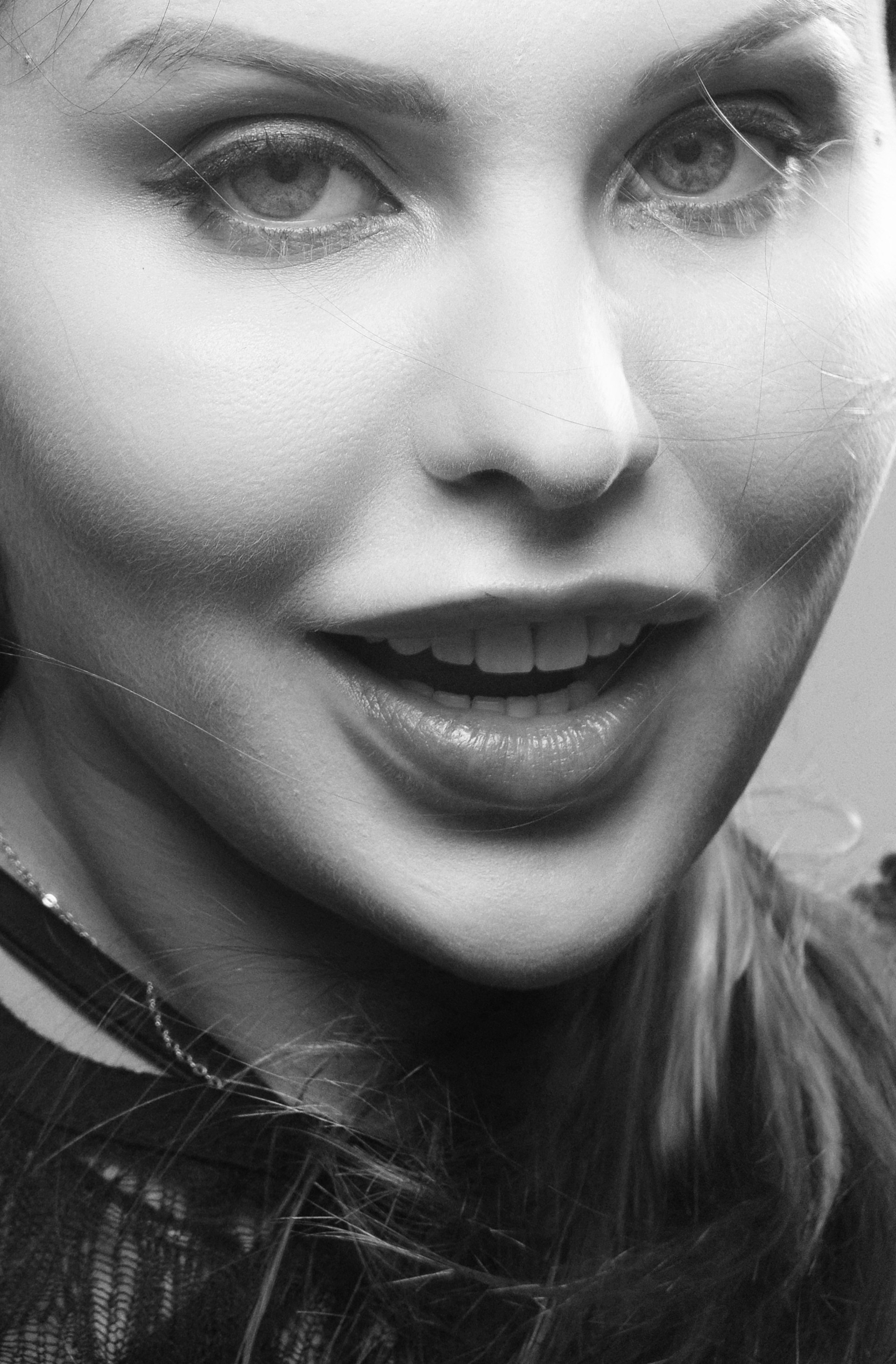 Portrait en niveaux de gris d'une femme souriante | Source : Unsplash