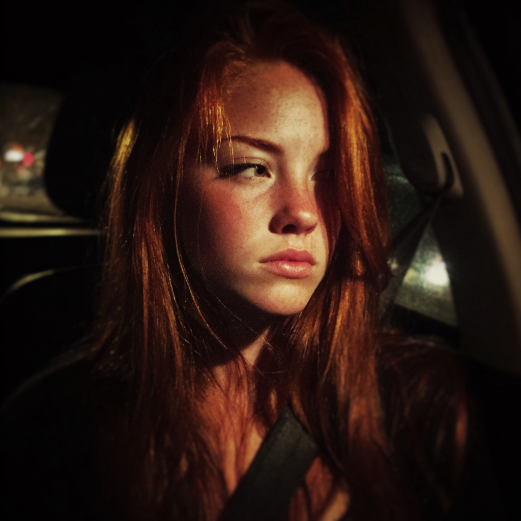 Une femme bouleversée assise dans une voiture | Source : Midjourney