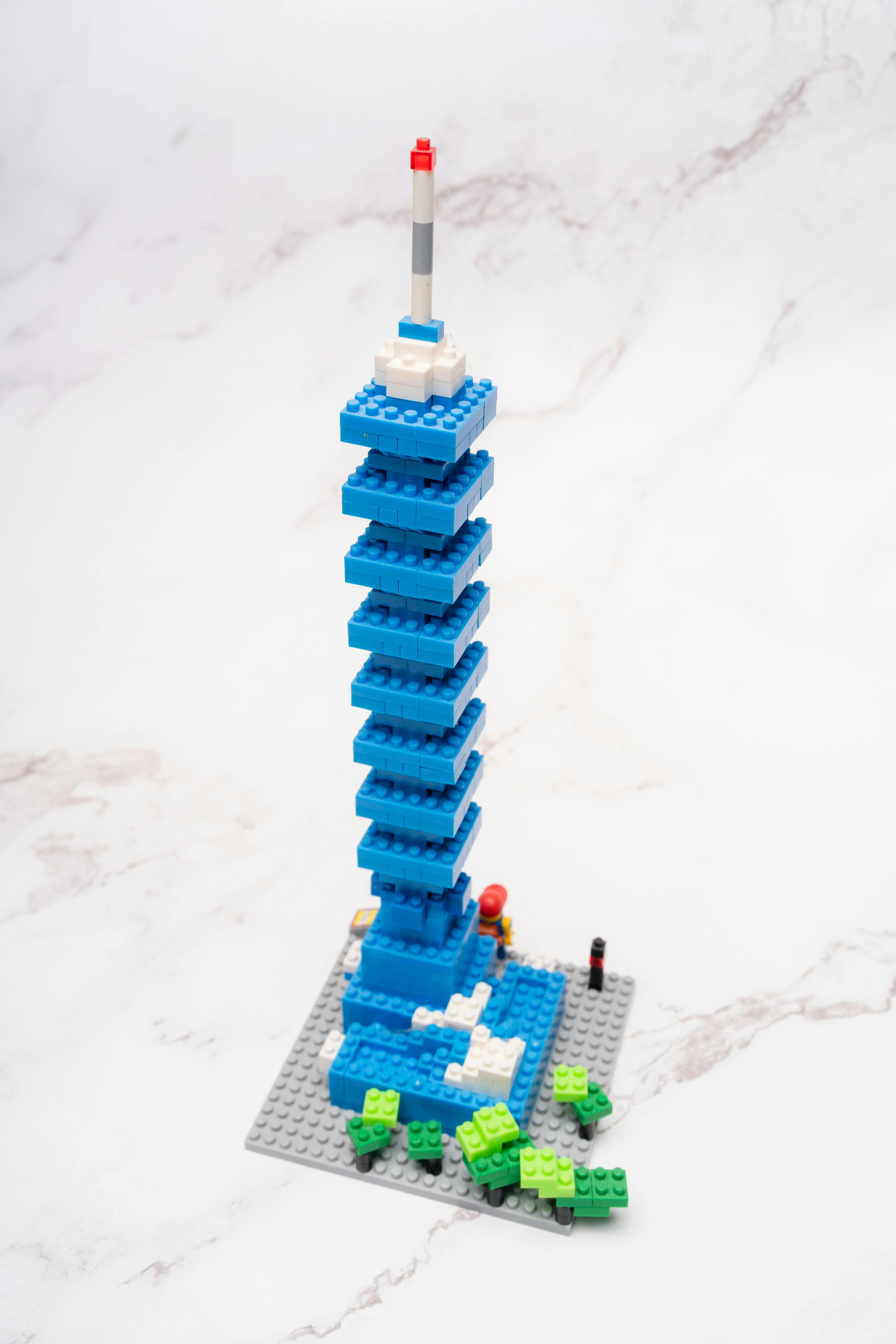 Une tour faite de blocs LEGO | Source : Pexels