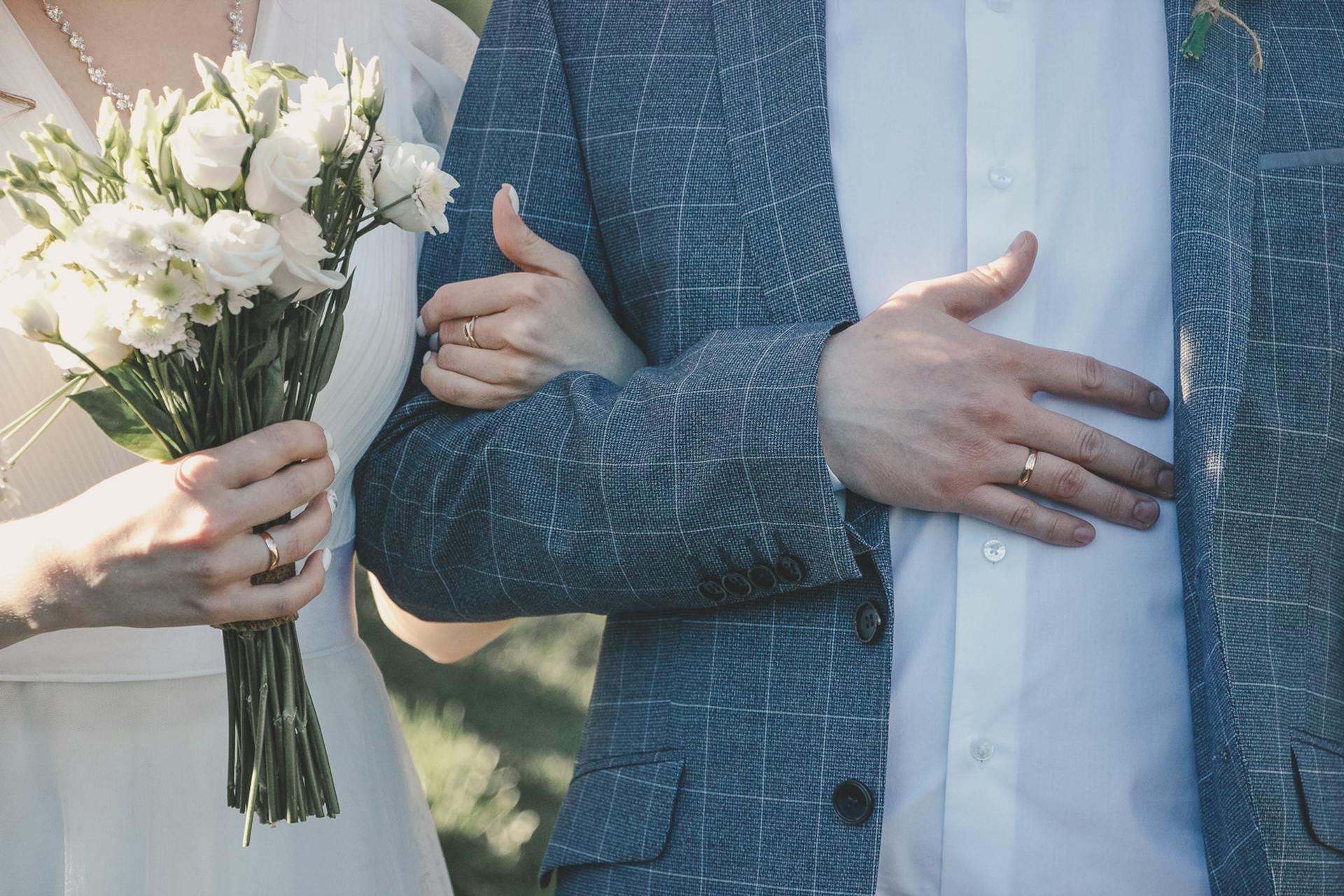 Un couple de jeunes mariés | Source : Pexels