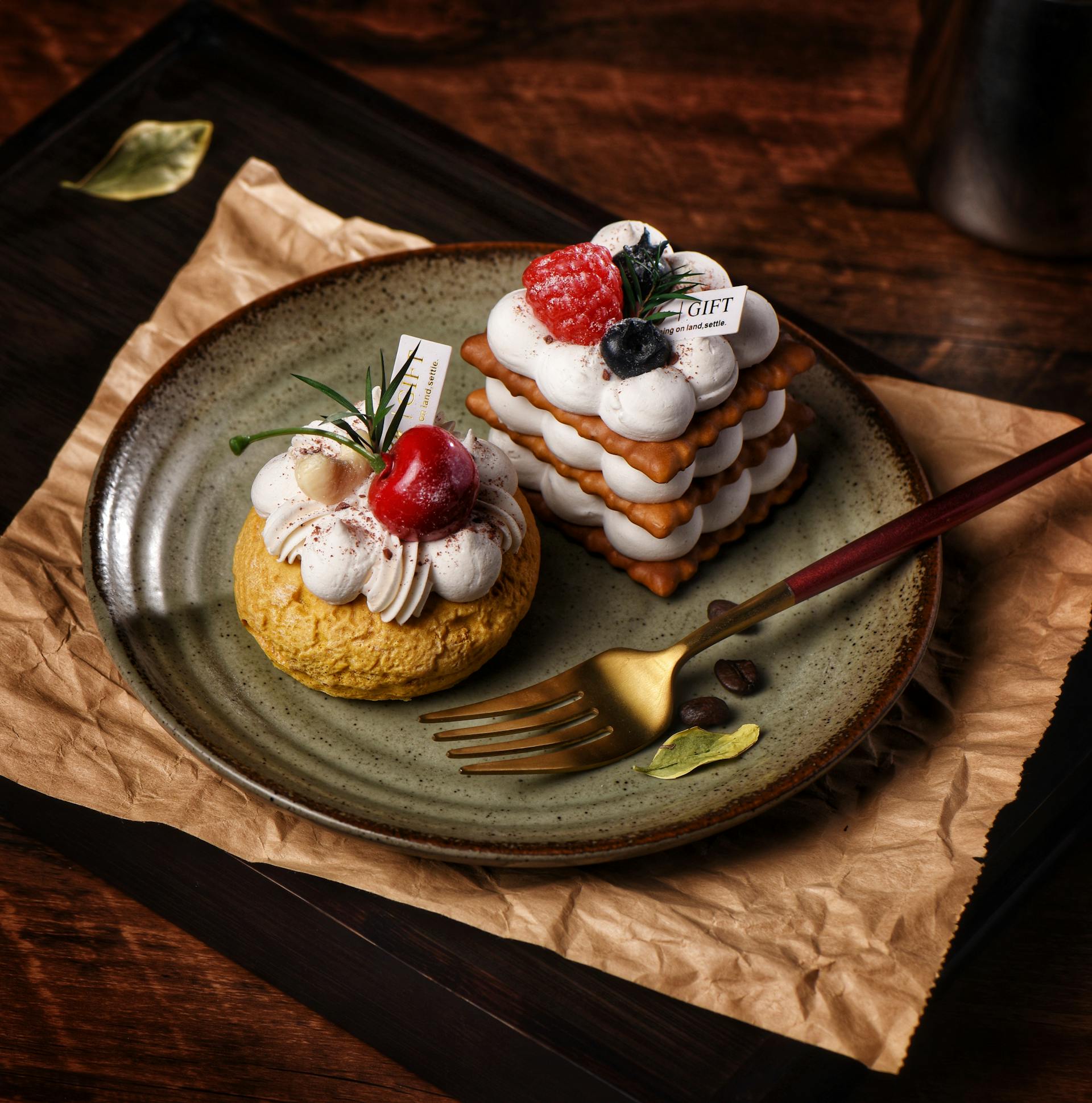 Options de dessert servies sur une assiette | Source : Pexels