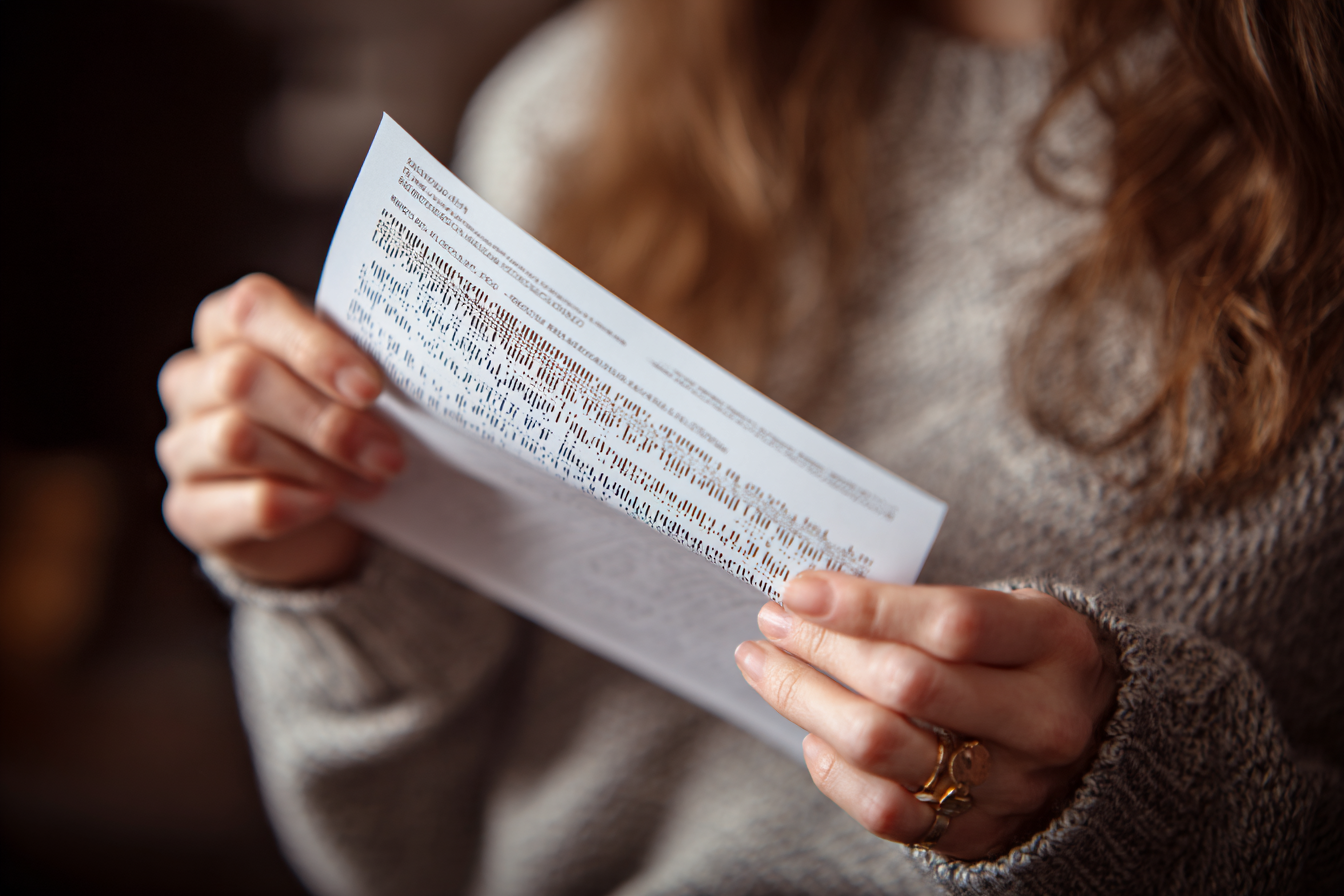 Une femme tenant un rapport de test ADN | Source : Midjourney