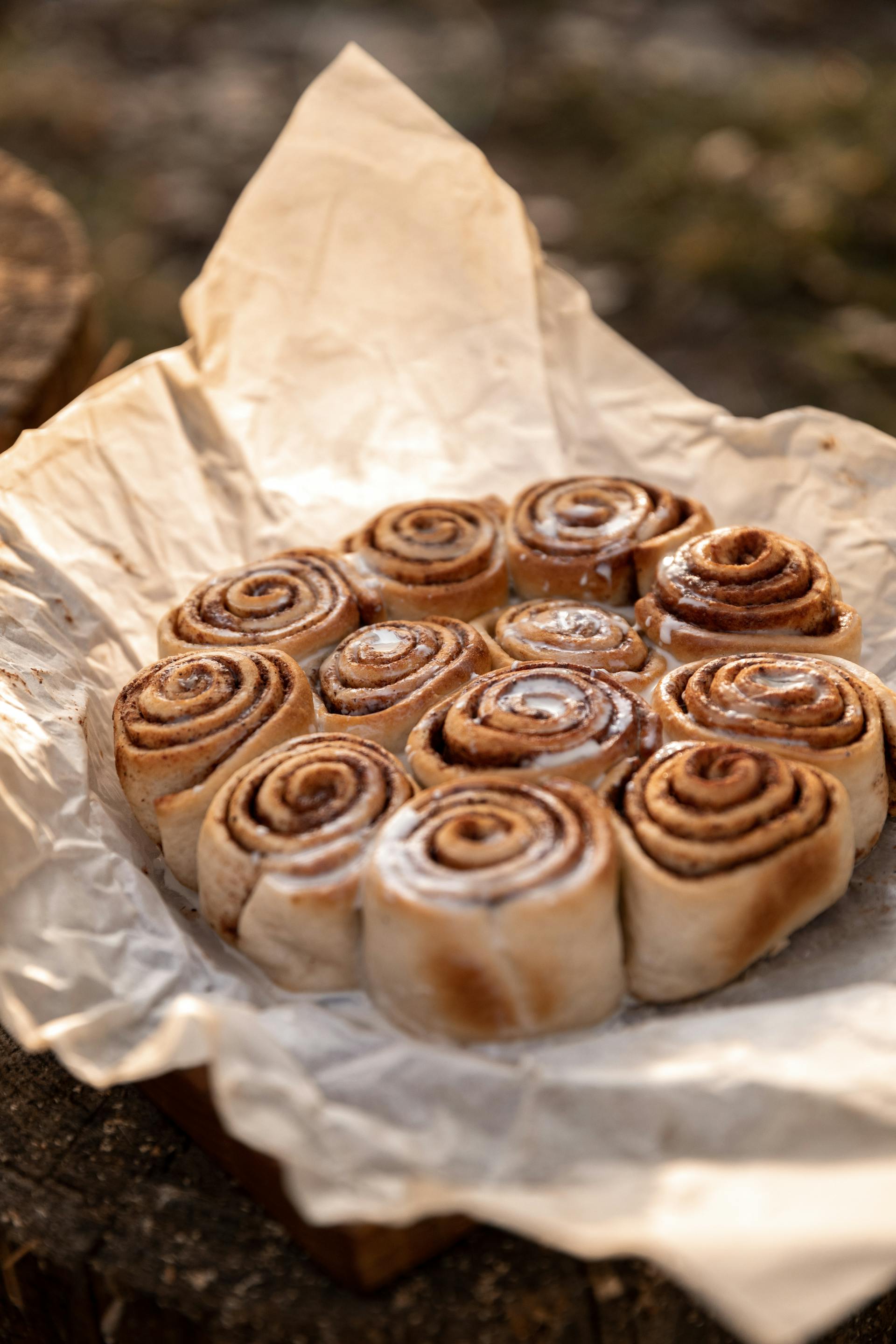 Une assiette de brioches à la cannelle | Source : Pexels