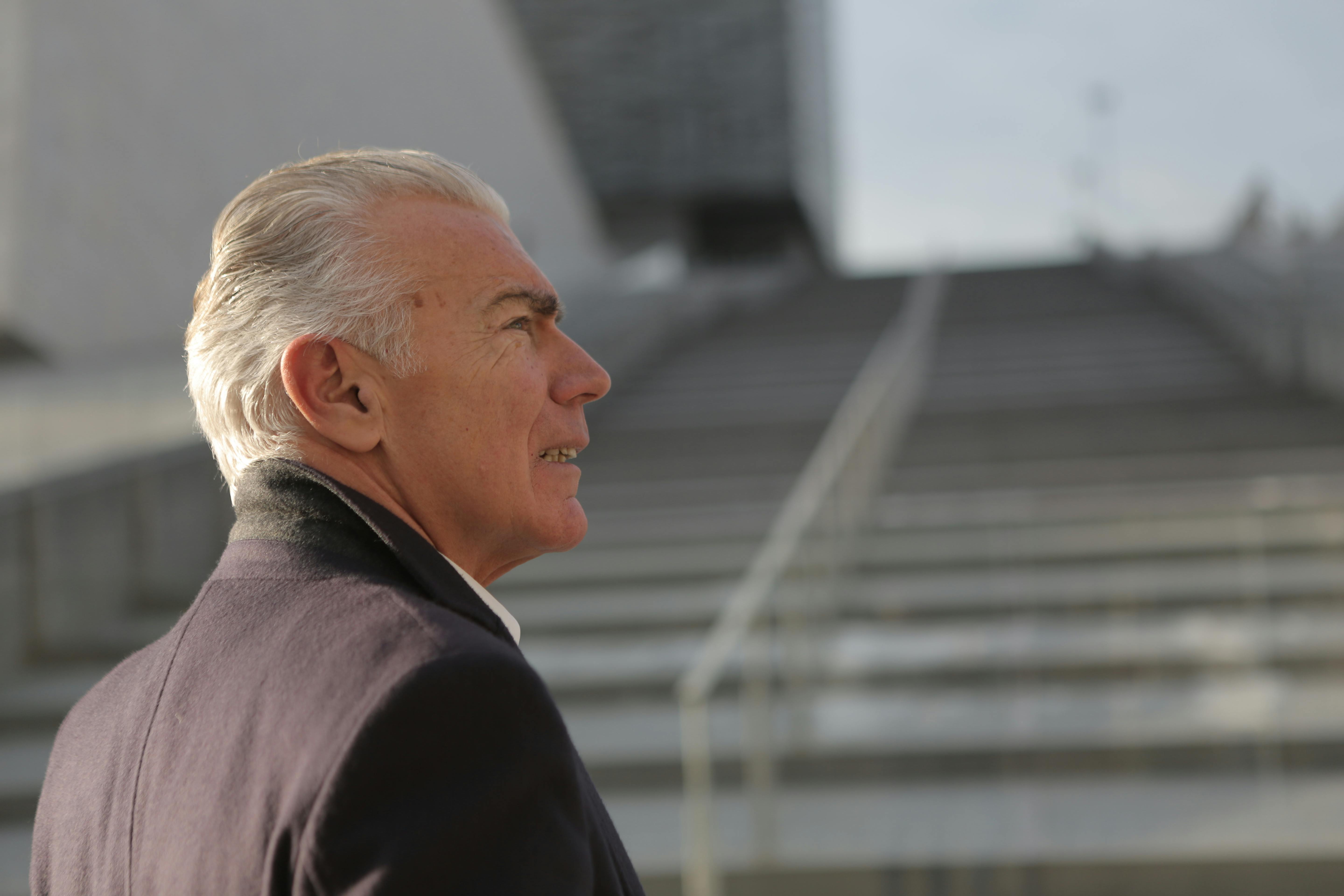 Homme âgé debout près d'un escalier | Source : Pexels