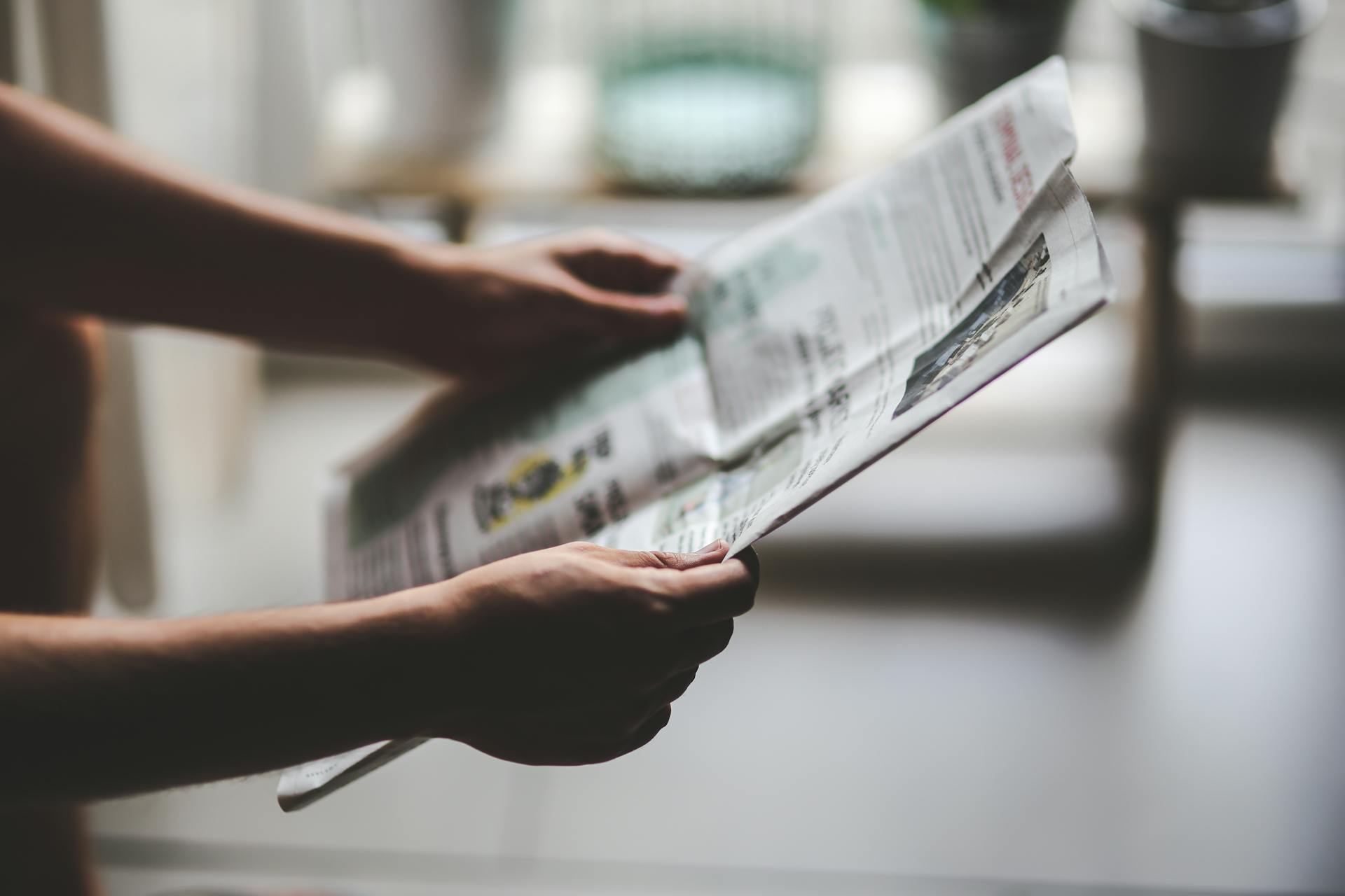 Une personne tenant un journal | Source : Pexels