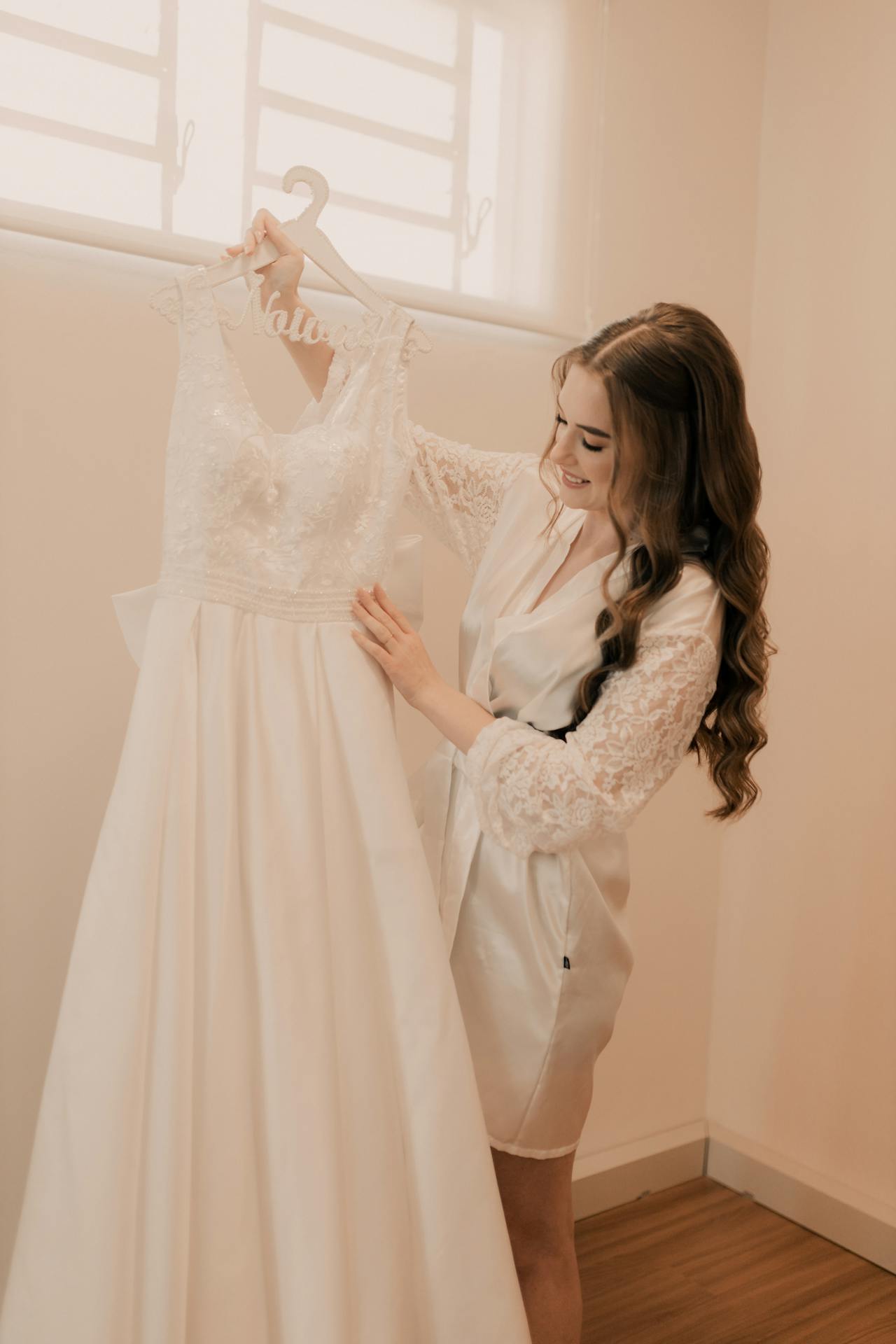 Une femme ravie admirant sa robe de mariée | Source : Pexels