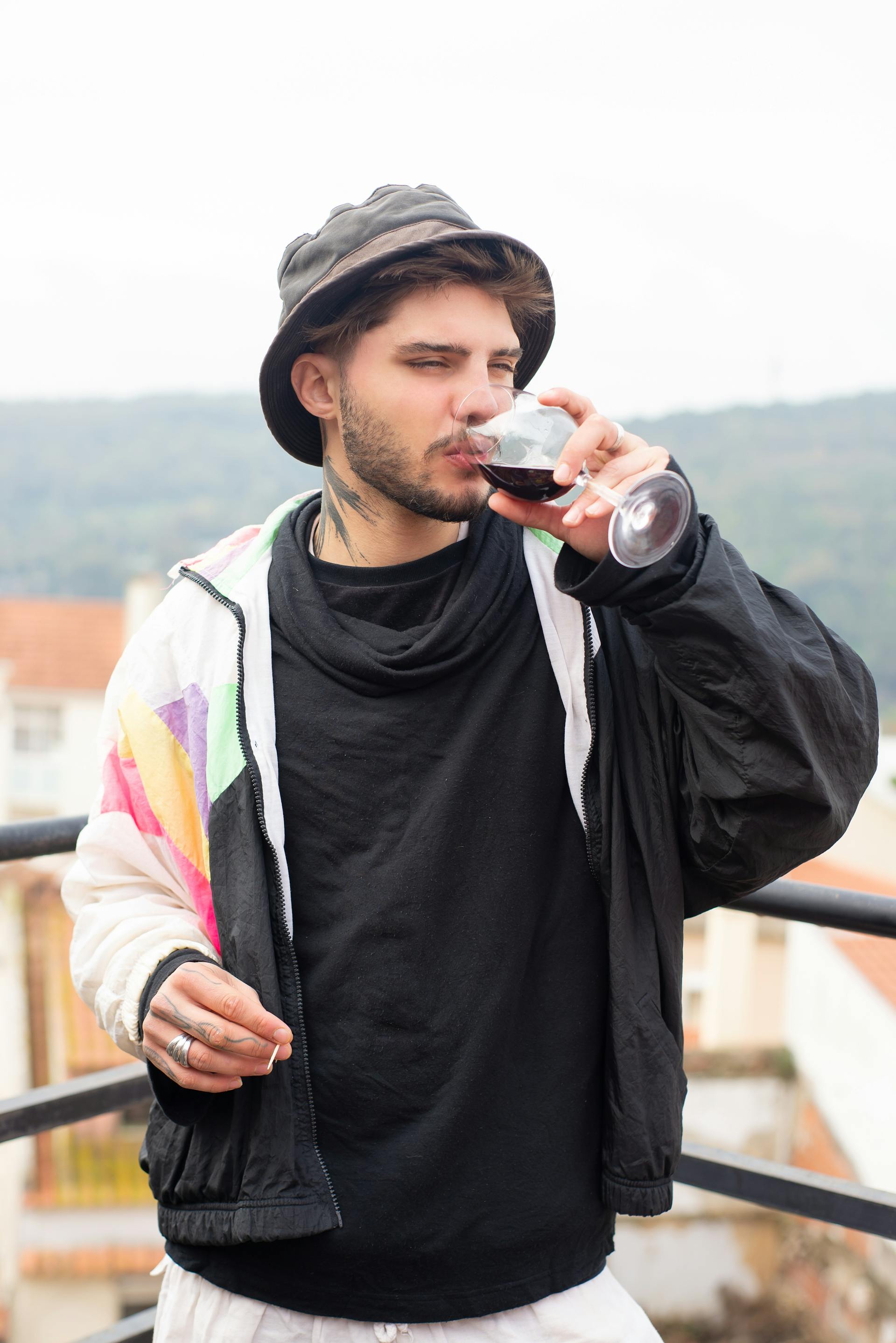 Un homme qui boit du vin | Source : Pexels