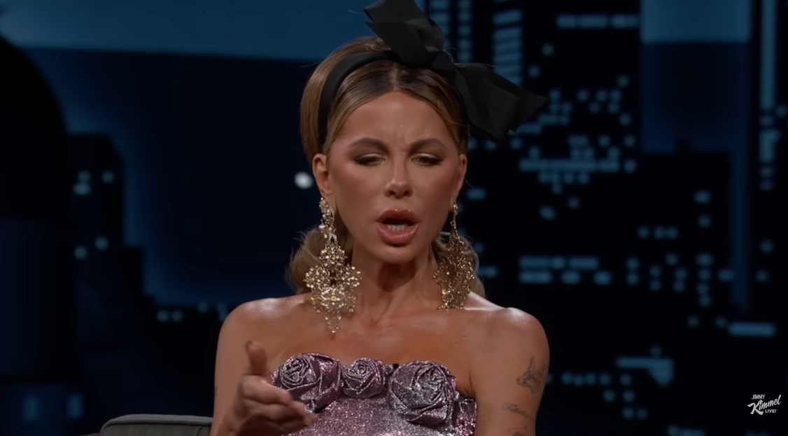 Kate Beckinsale dans l'émission « Jimmy Kimmel Live ! » le 25 novembre 2025. | Source : Getty Images