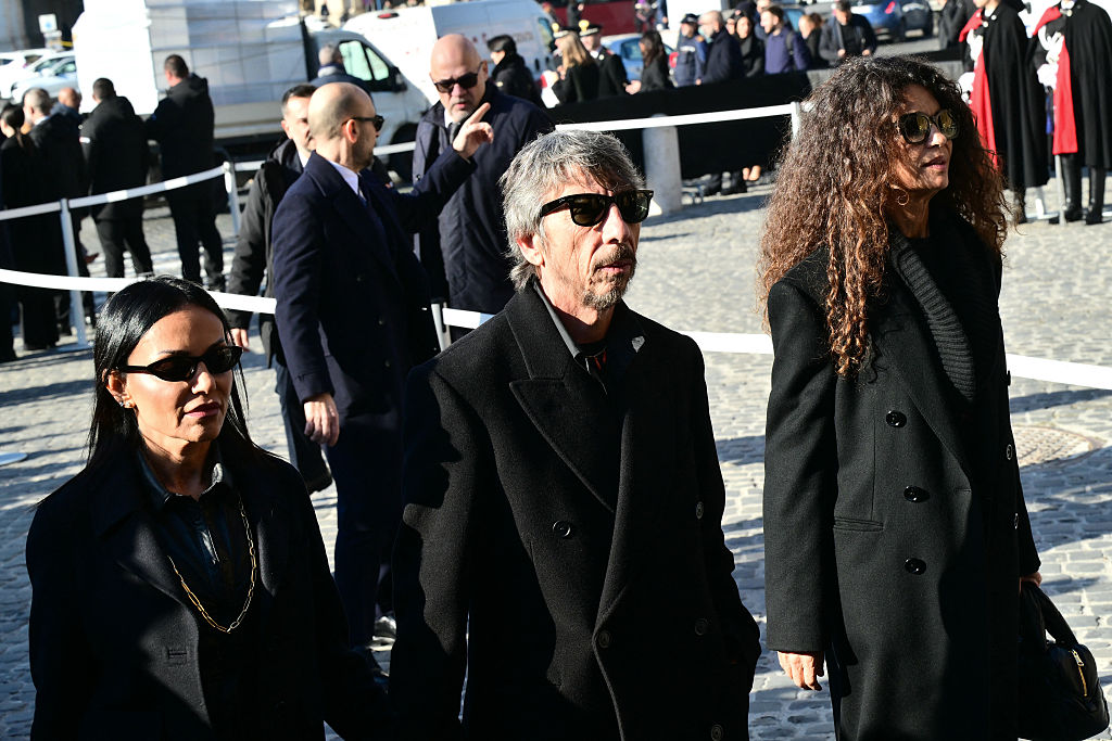 Le créateur de mode italien Pier Paolo Piccioli (au centre) et l'actrice tunisienne Afef Jnifen (à droite) arrivent à la cérémonie funéraire du créateur de mode italien Valentino Gavarani à la basilique Santa Maria degli Angeli e dei Martiri, à Rome, le 23 janvier 2026 I Source : Getty Images