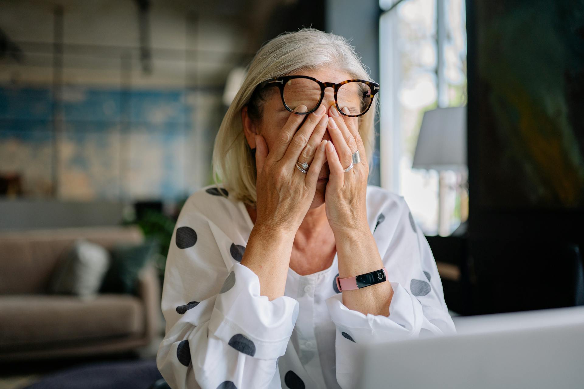 Une femme désemparée se couvrant le visage avec ses mains | Source : Pexels