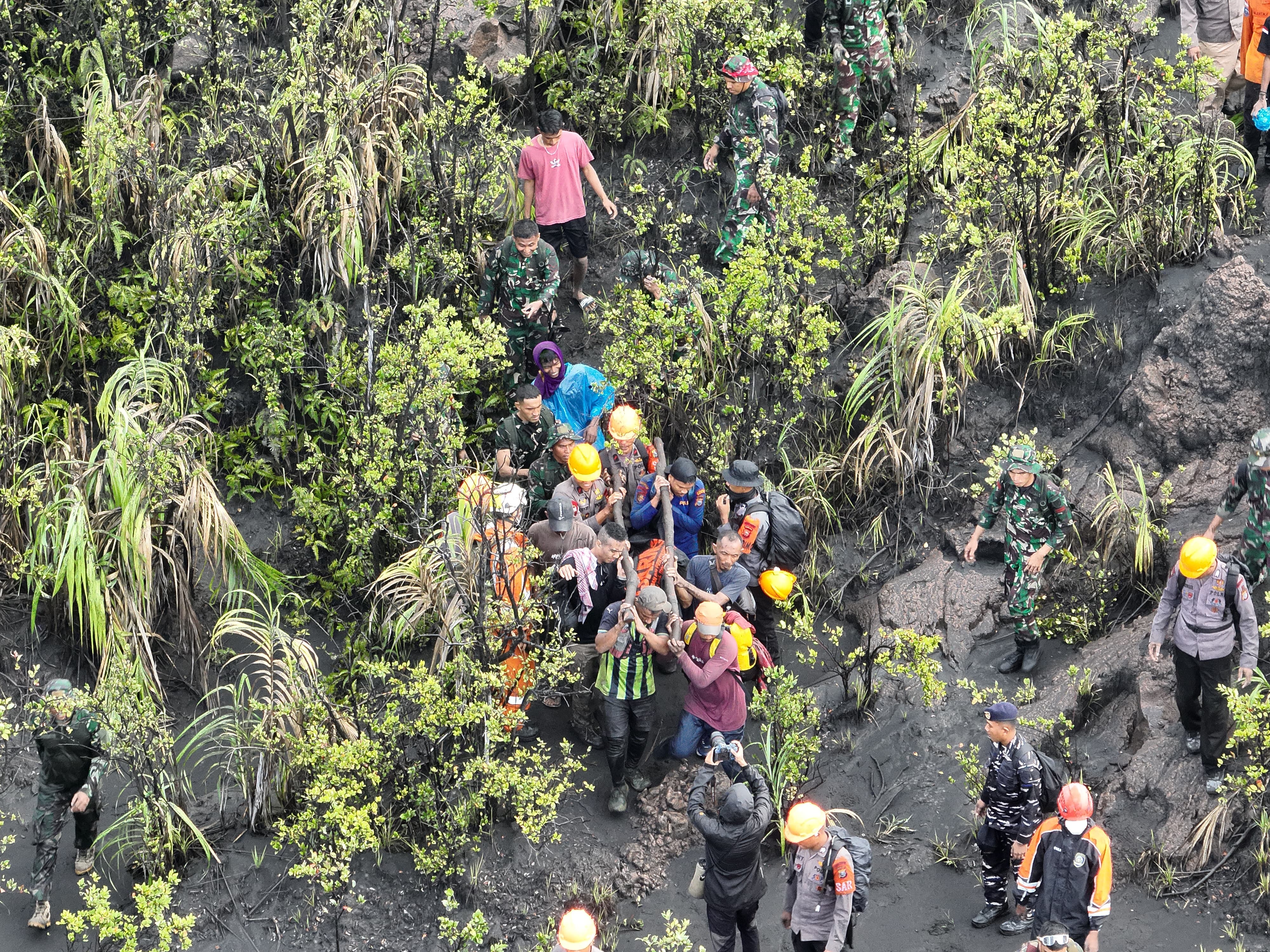 Une vue aérienne montre des équipes conjointes de recherche et de sauvetage évacuant le corps d’un randonneur à la suite de l’éruption du mont Dukono dans le district de Halmahera Nord, province des Moluques, en Indonésie, le 9 mai 2026 I Source : Getty Images