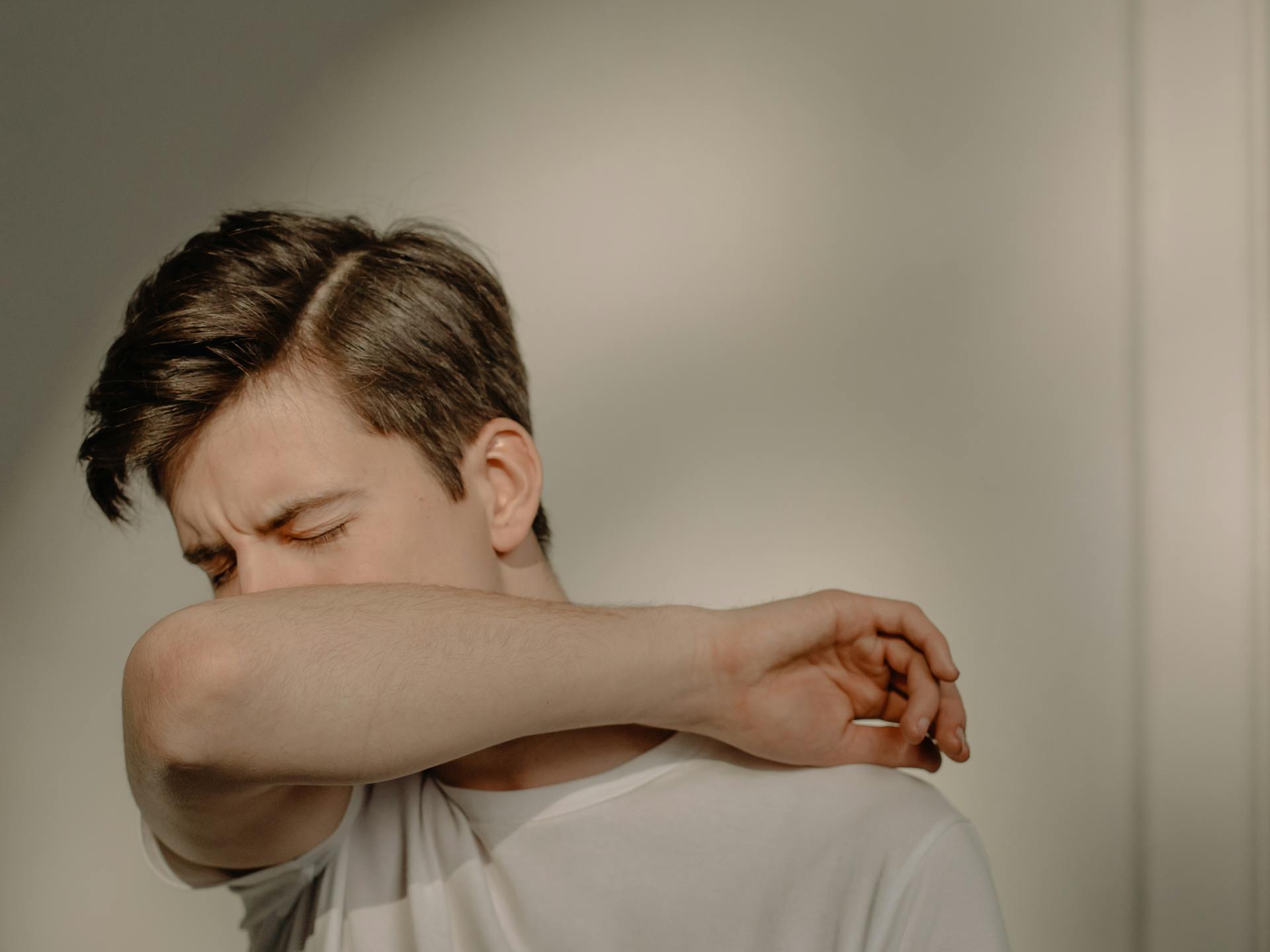 Un homme triste dans une chambre | Source : Pexels