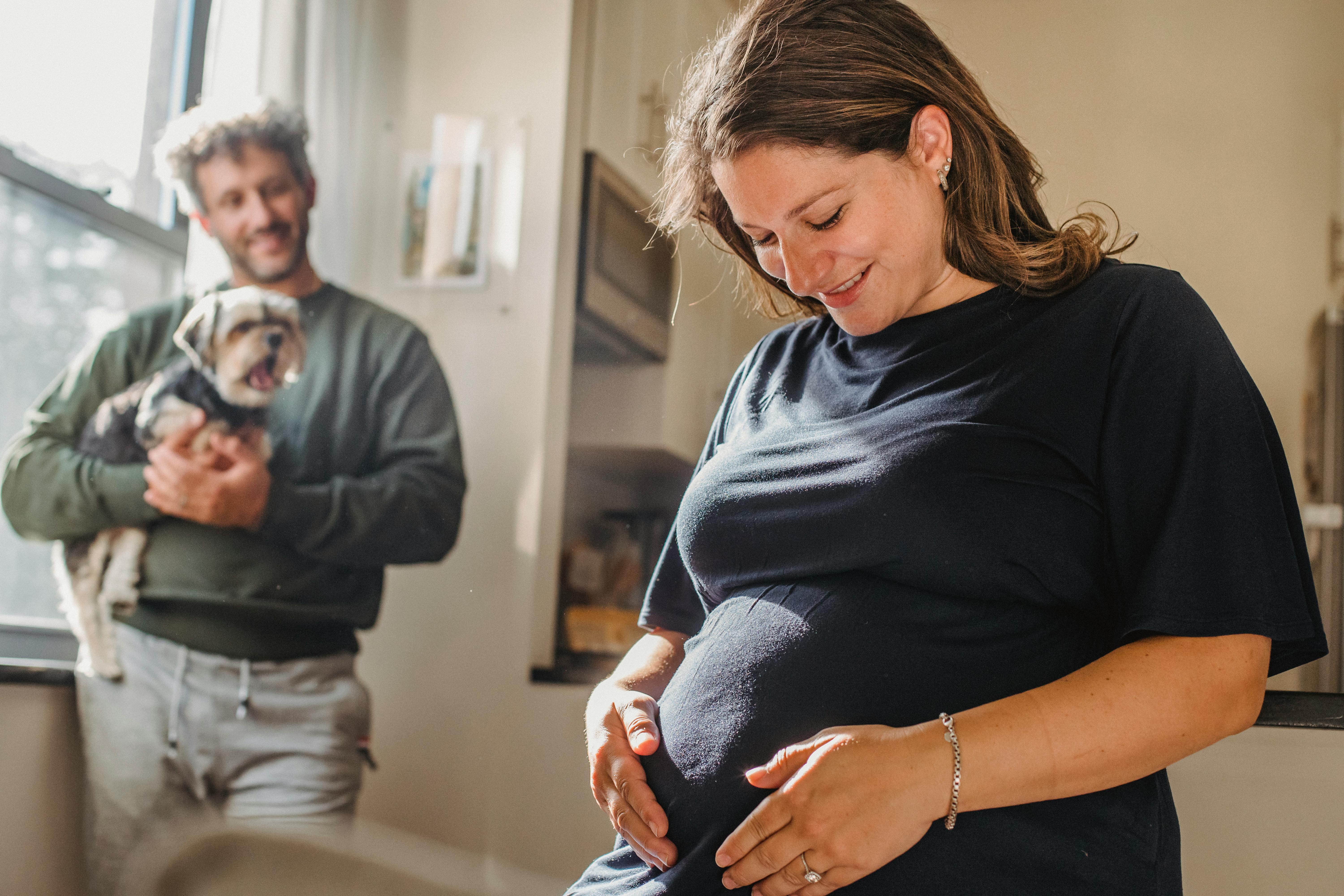 Un couple de femmes enceintes heureuses qui traînent | Source : Pexels