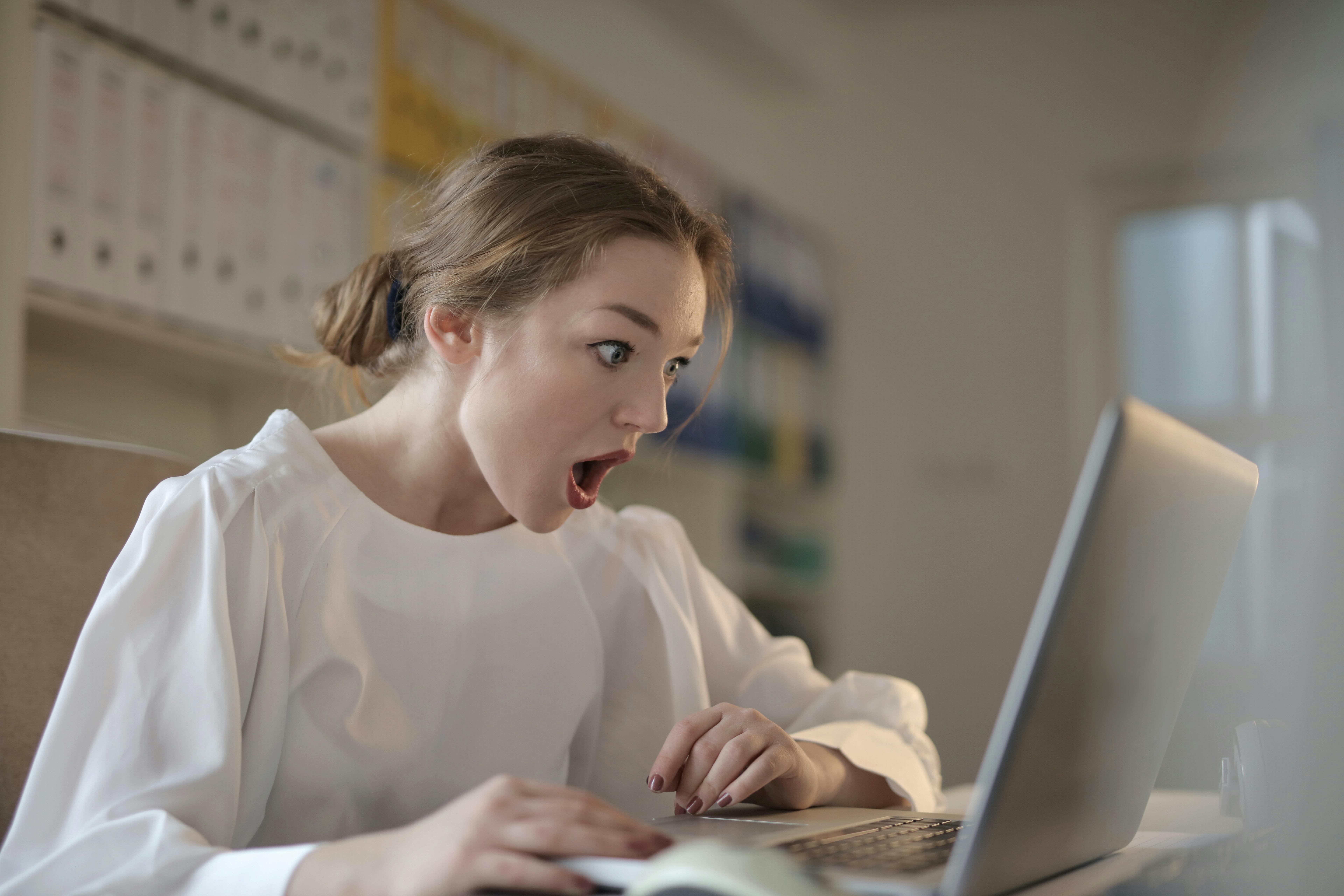 Femme choquée regardant un ordinateur portable | Source : Pexels