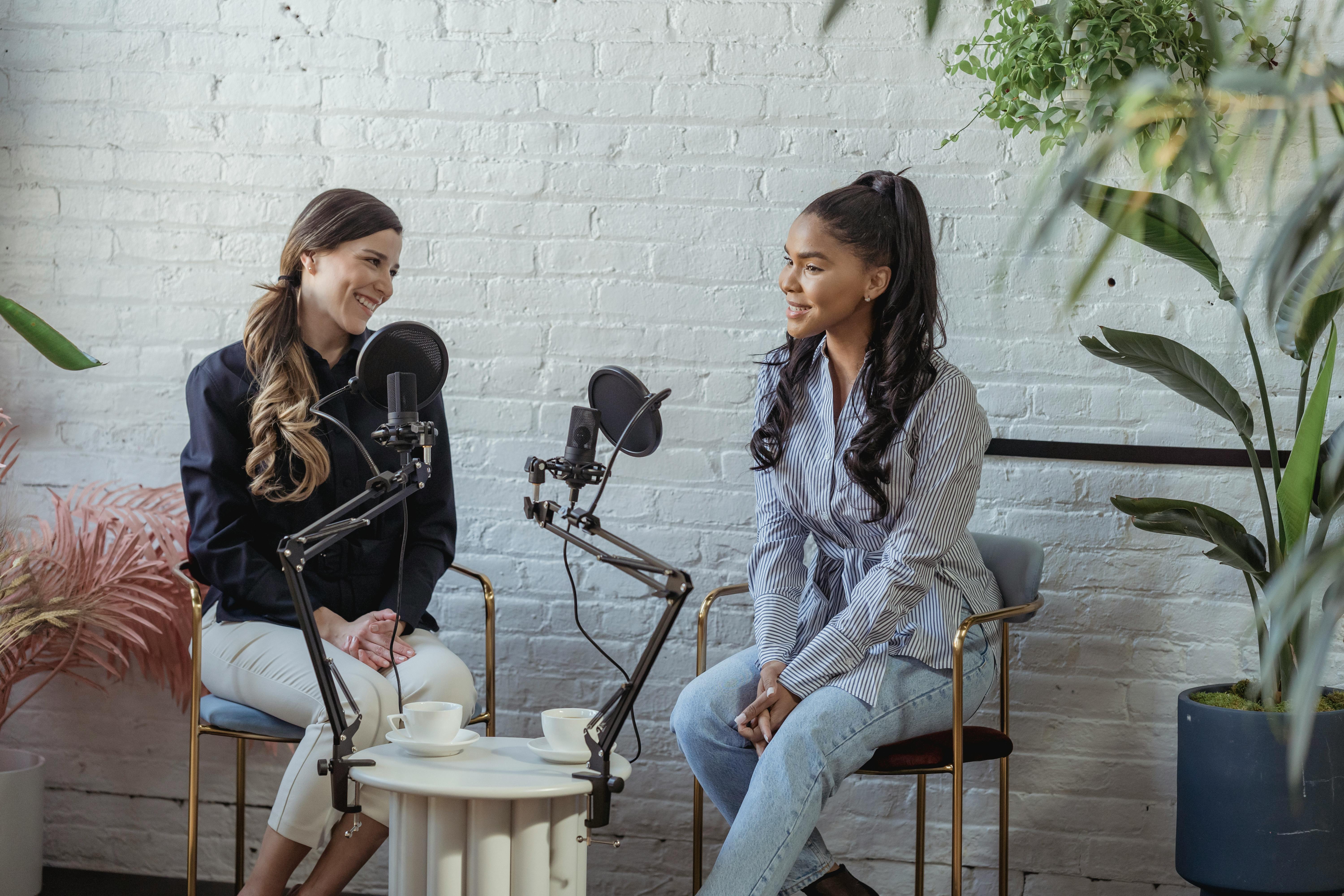 Deux femmes enregistrant un podcast | Source : Pexels