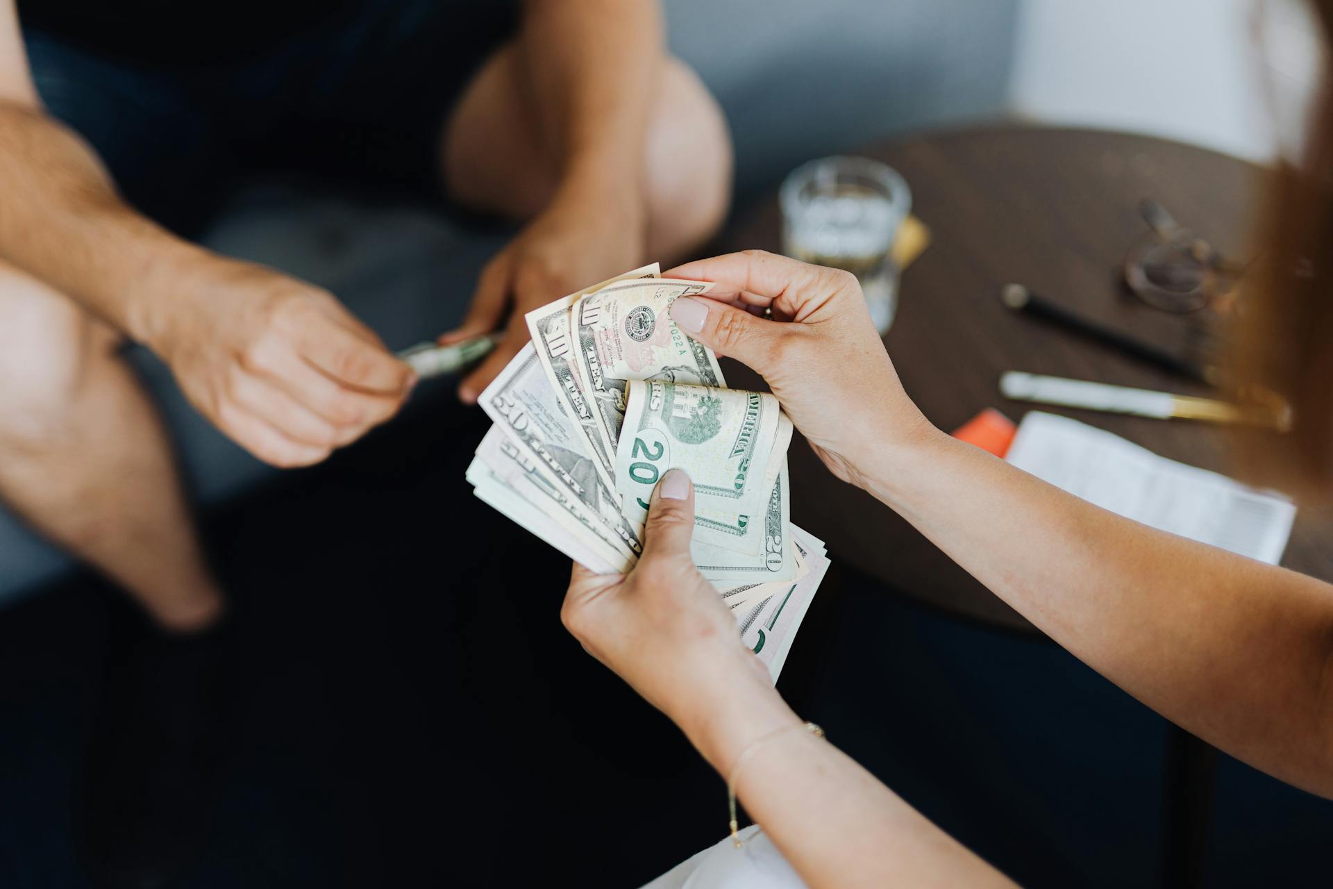 Une femme qui compte de l'argent | Source : Pexels