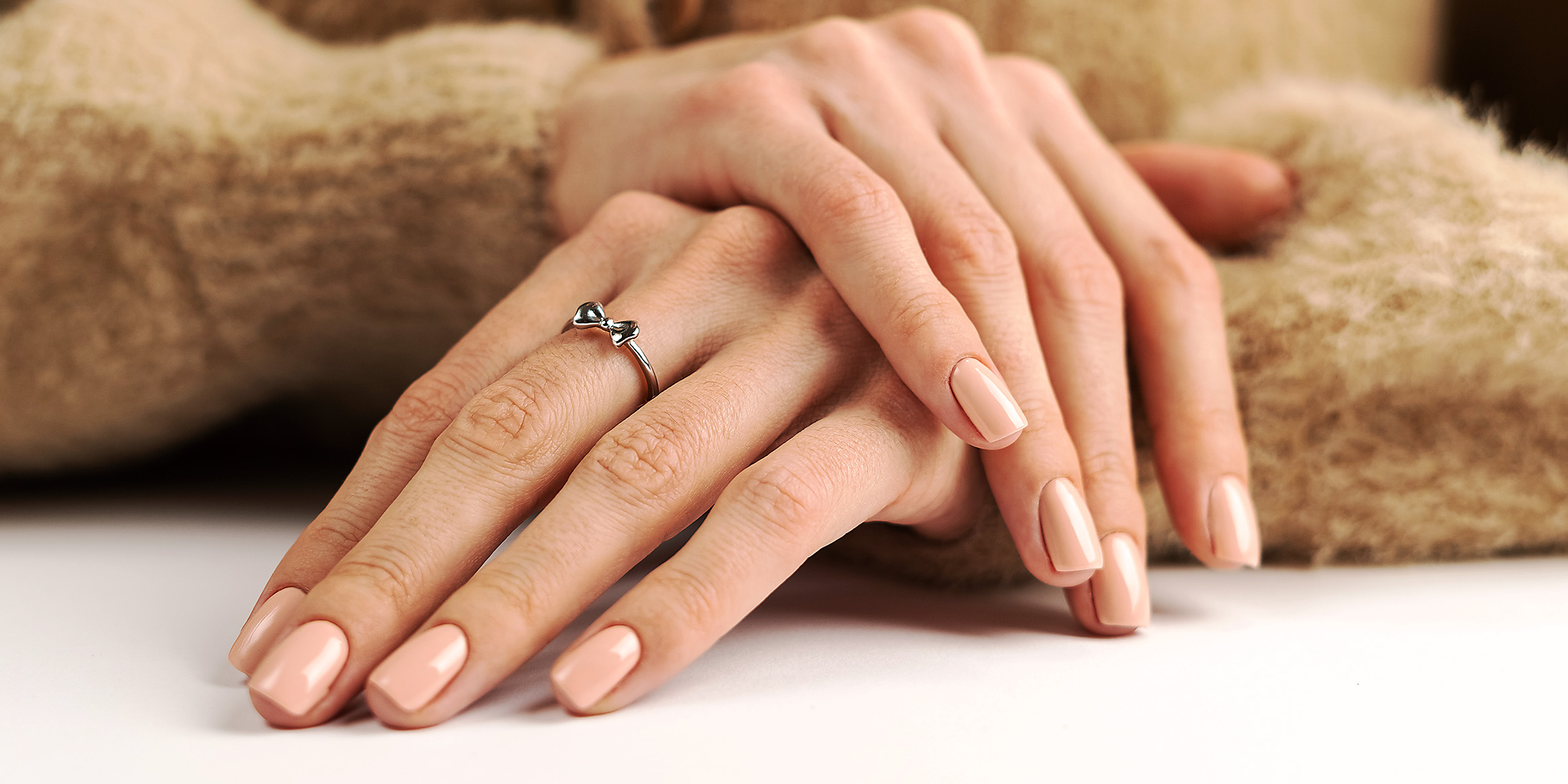 Une femme portant une bague en argent | Source : Freepik