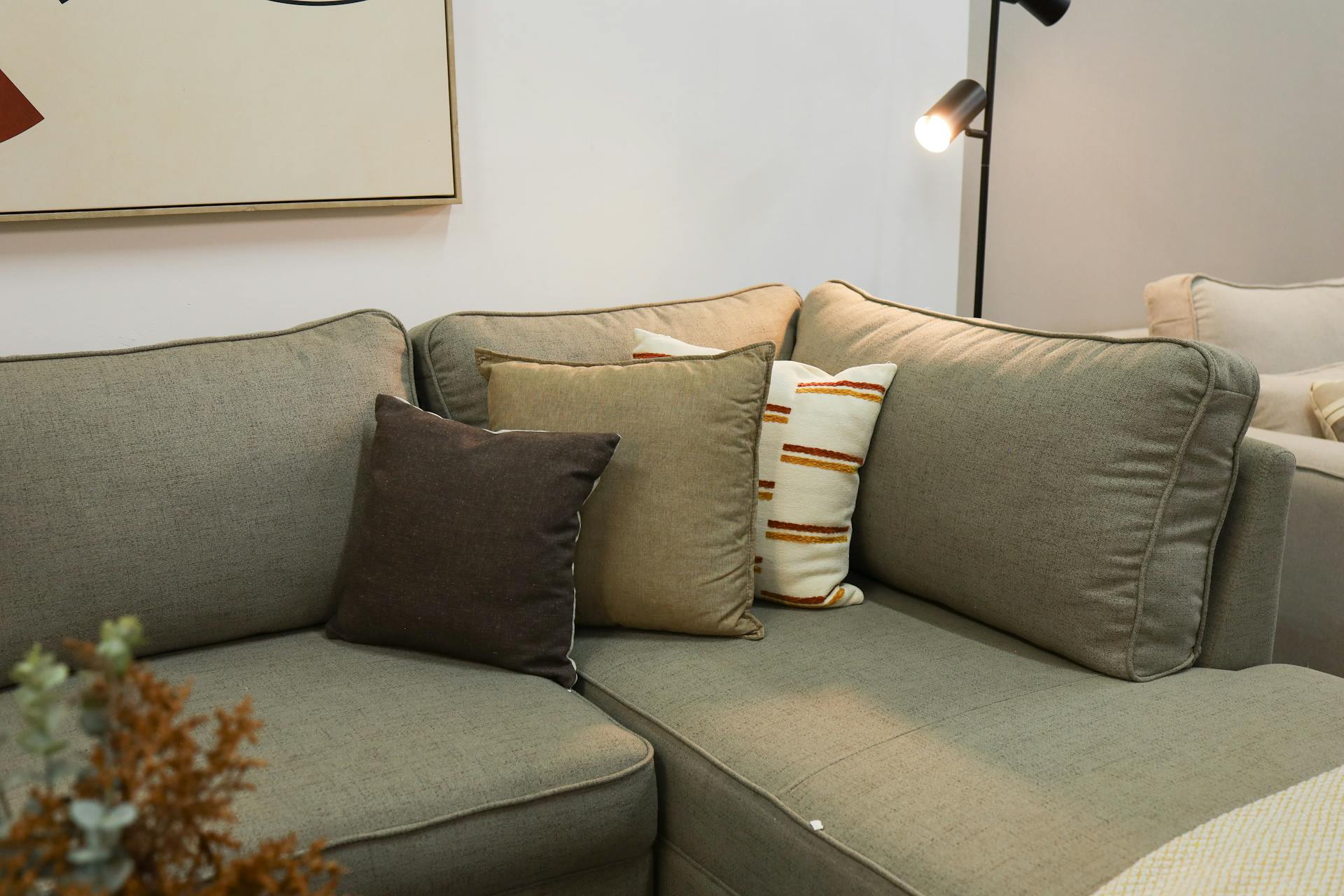 Un canapé dans un salon | Source : Pexels