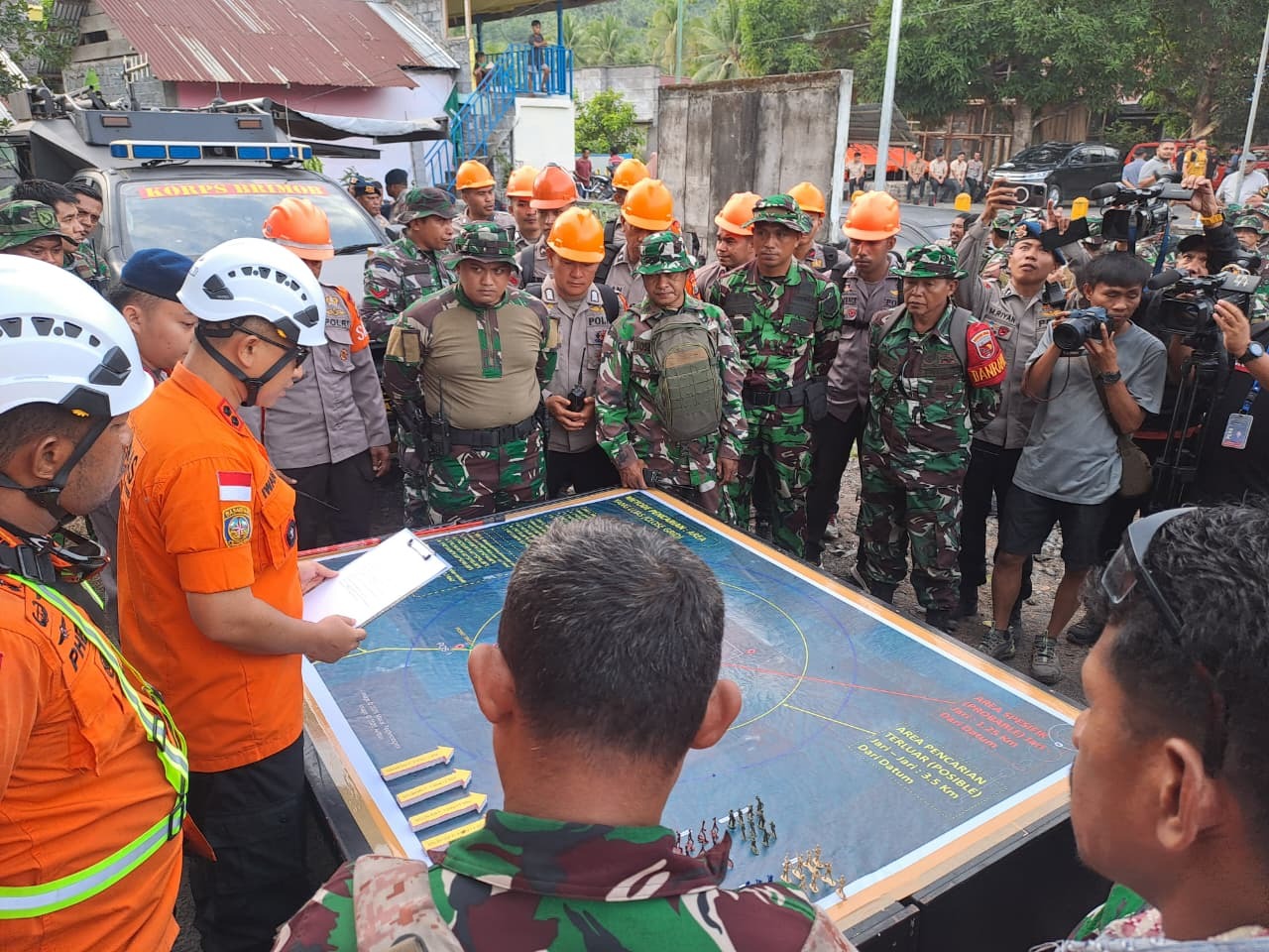 Des équipes conjointes de recherche et de sauvetage se préparent à mener une opération de recherche et de sauvetage pour évacuer les victimes touchées par l'éruption du mont Dukono à Halmahera Nord, dans la province des Moluques, en Indonésie, le 10 mai 2026 I Source : Getty Images