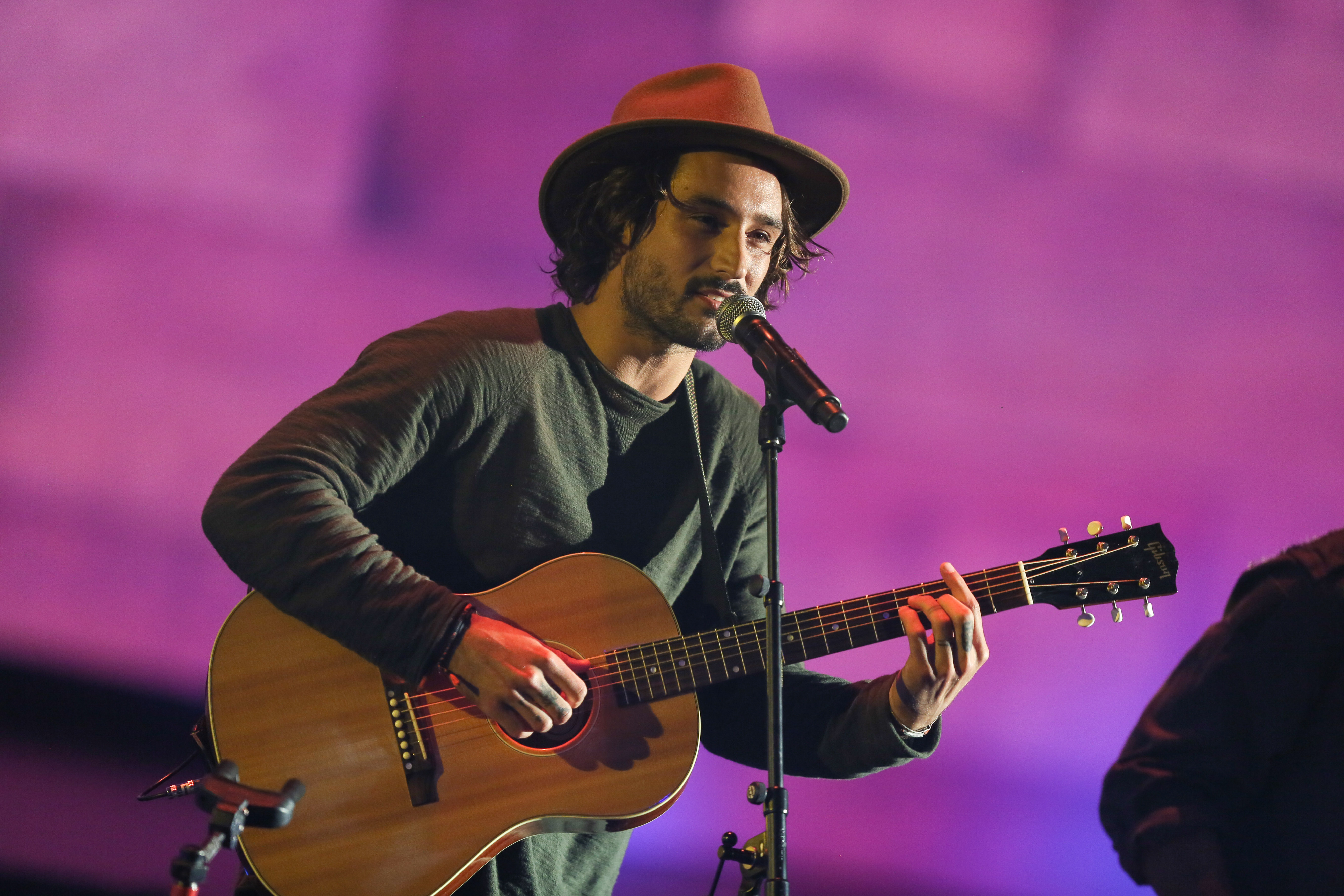 Jérémy Frérot, du groupe se produit lors des "Victoires de la Musique" au Zénith, le 12 février 2016 à Paris, en France I Source : Getty Images