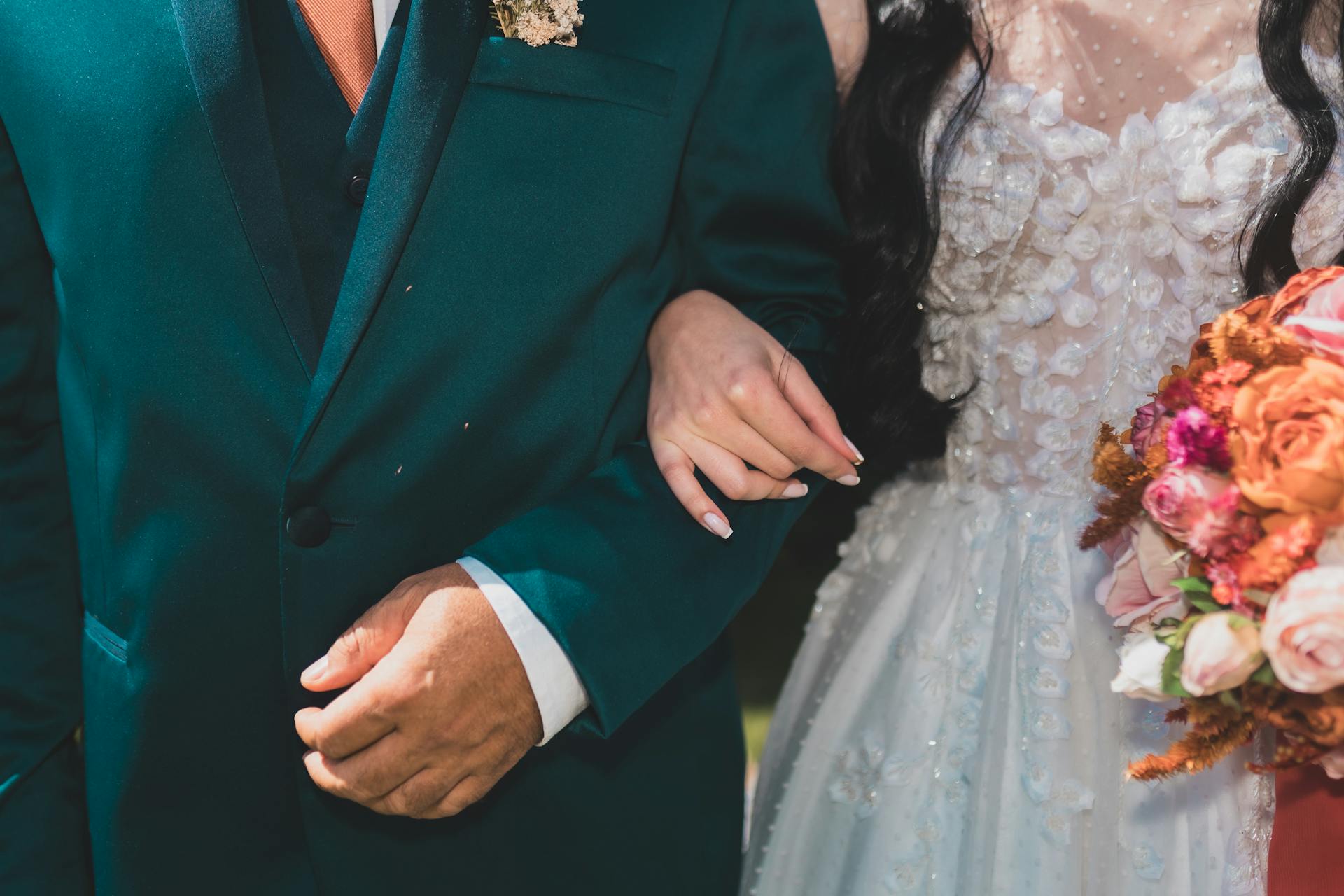 Une mariée tenant la main d'un homme | Source : Pexels